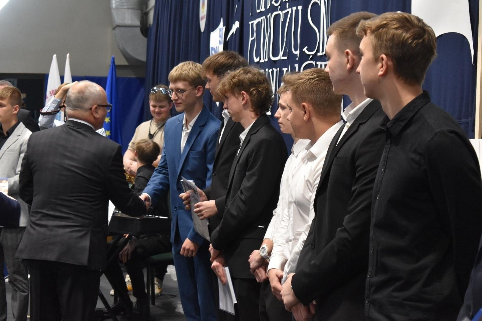 Zdjęcie w galerii na portalu naszwodzislaw.com: Maturzyści powiatowych szkół odebrali świadectwa [FOTO] wiadomości z regionu