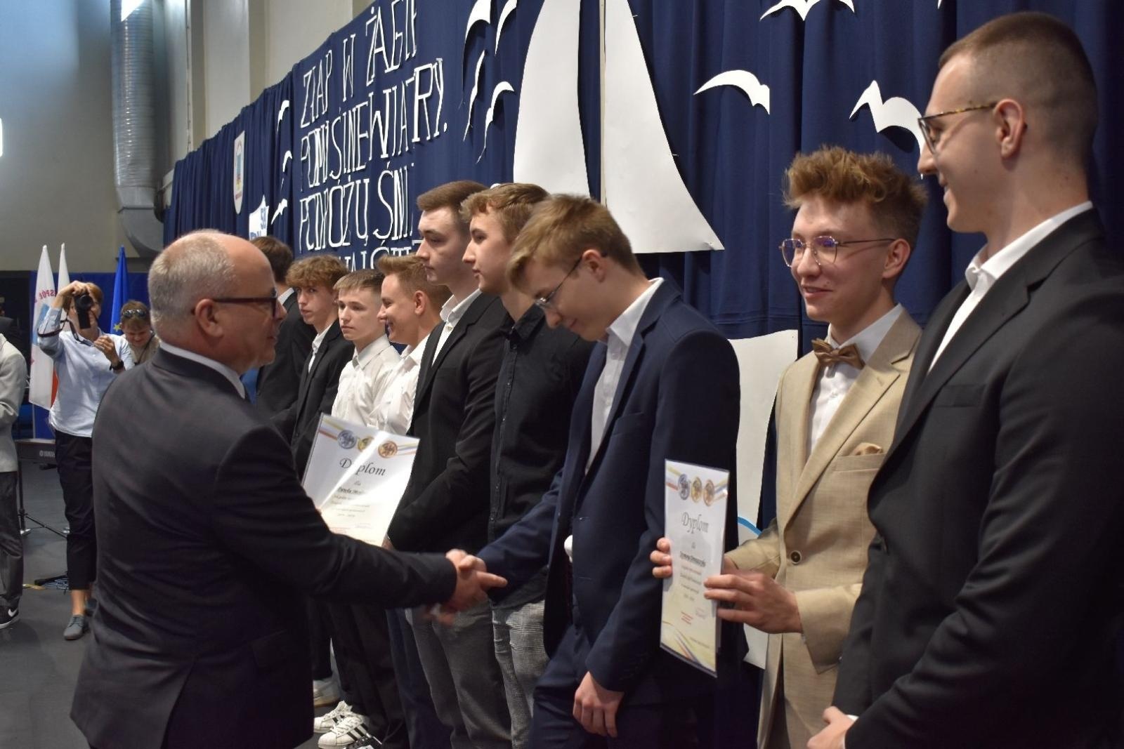 Zdjęcie w galerii na portalu naszwodzislaw.com: Maturzyści powiatowych szkół odebrali świadectwa [FOTO] wiadomości z regionu