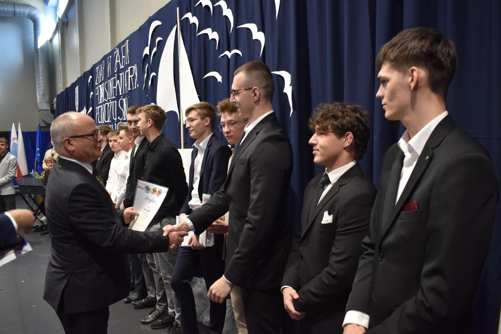 Zdjęcie w galerii na portalu naszwodzislaw.com: Maturzyści powiatowych szkół odebrali świadectwa [FOTO] wiadomości z regionu