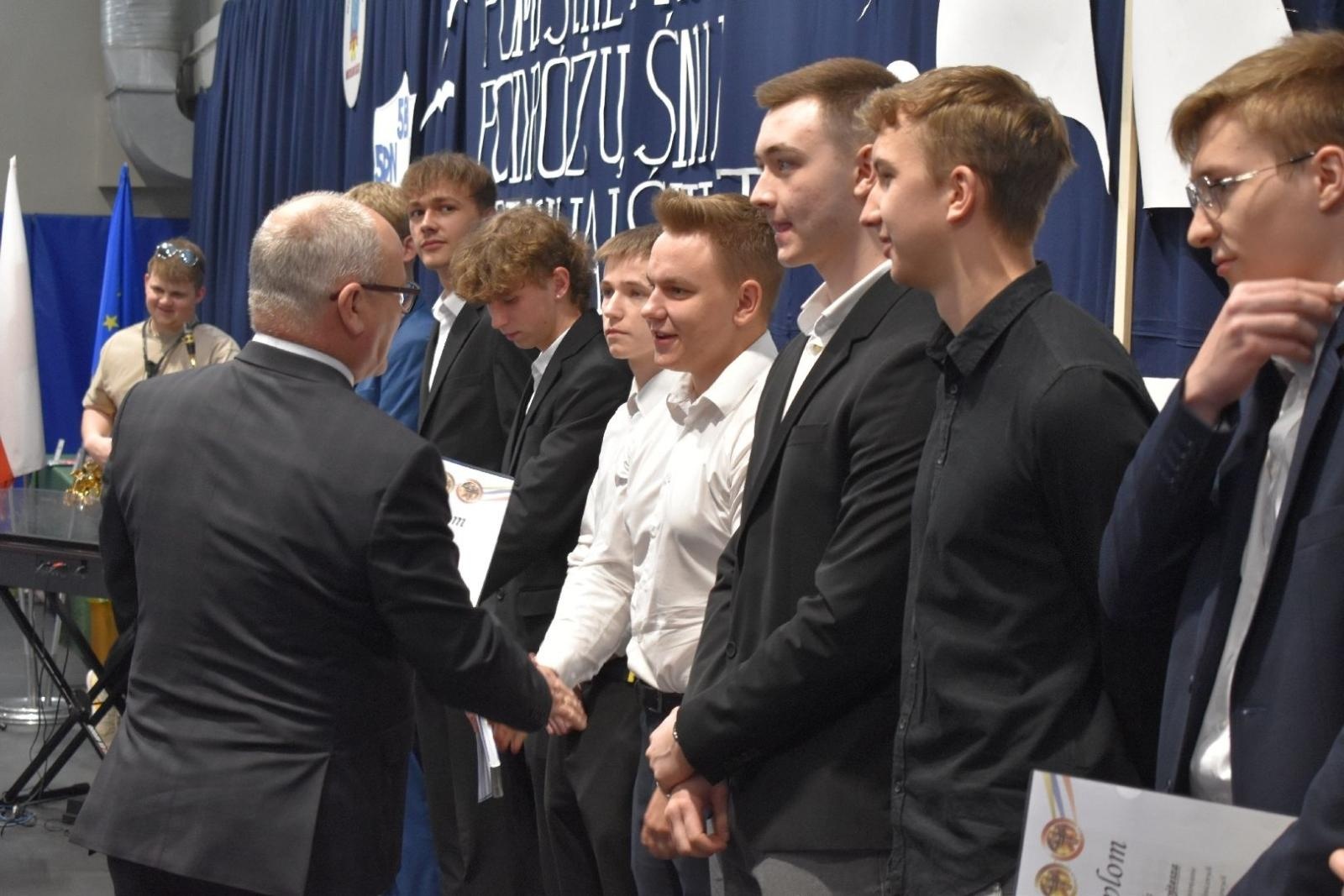 Zdjęcie w galerii na portalu naszwodzislaw.com: Maturzyści powiatowych szkół odebrali świadectwa [FOTO] wiadomości z regionu