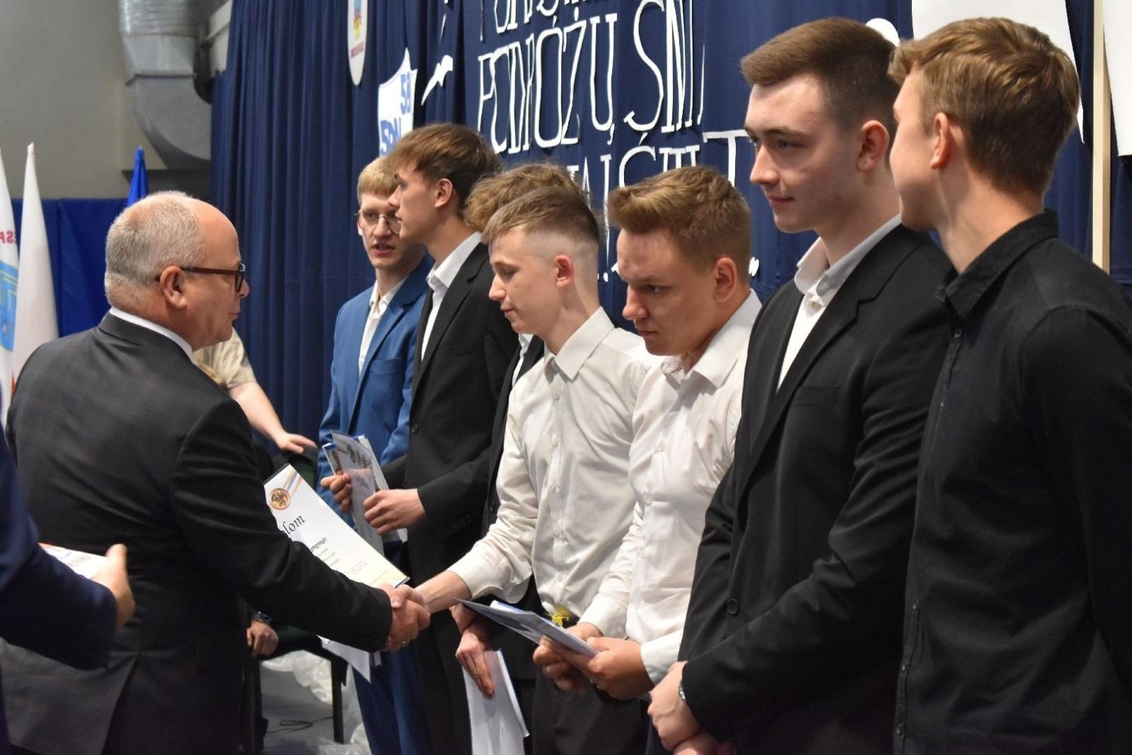 Zdjęcie w galerii na portalu naszwodzislaw.com: Maturzyści powiatowych szkół odebrali świadectwa [FOTO] wiadomości z regionu