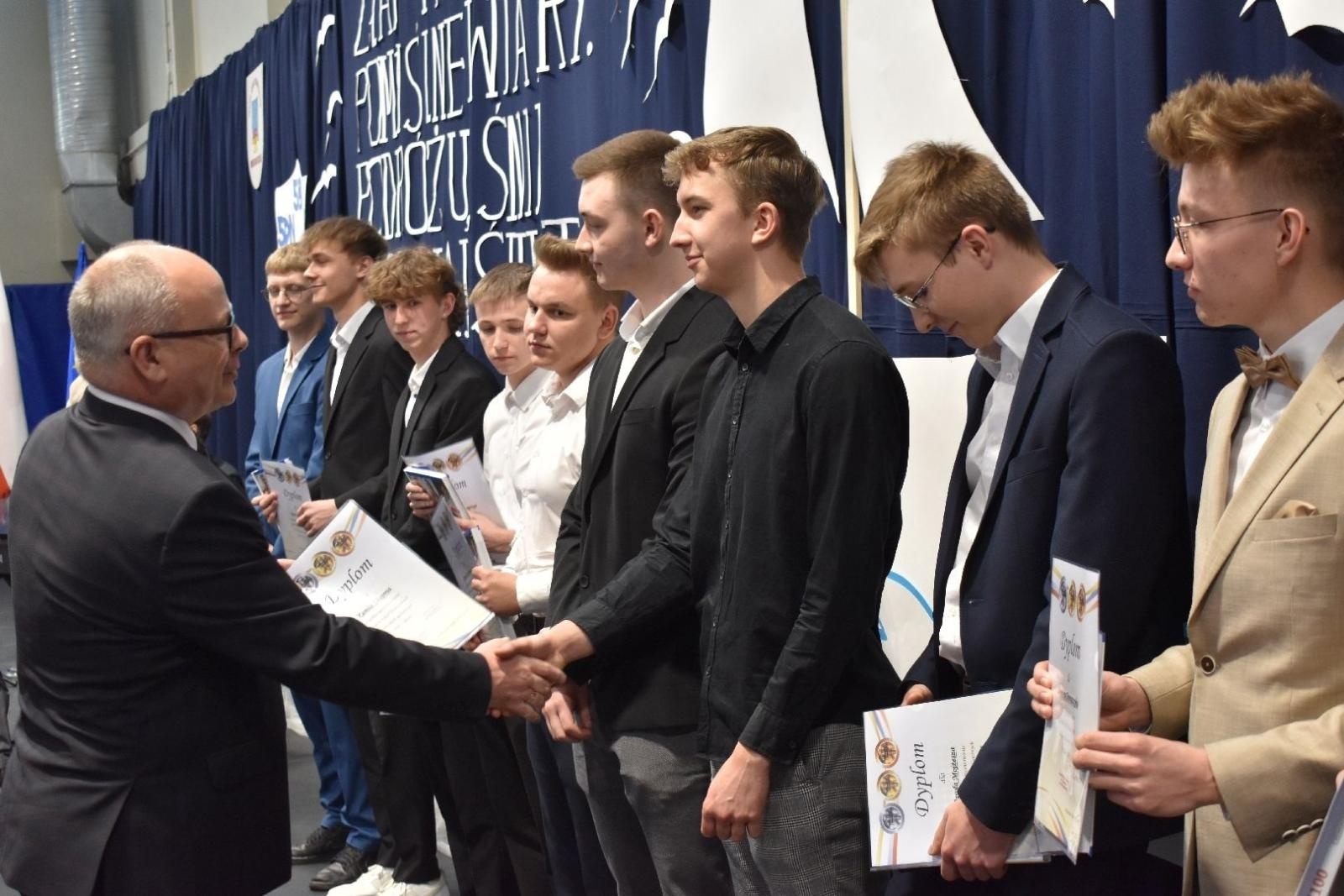 Zdjęcie w galerii na portalu naszwodzislaw.com: Maturzyści powiatowych szkół odebrali świadectwa [FOTO] wiadomości z regionu