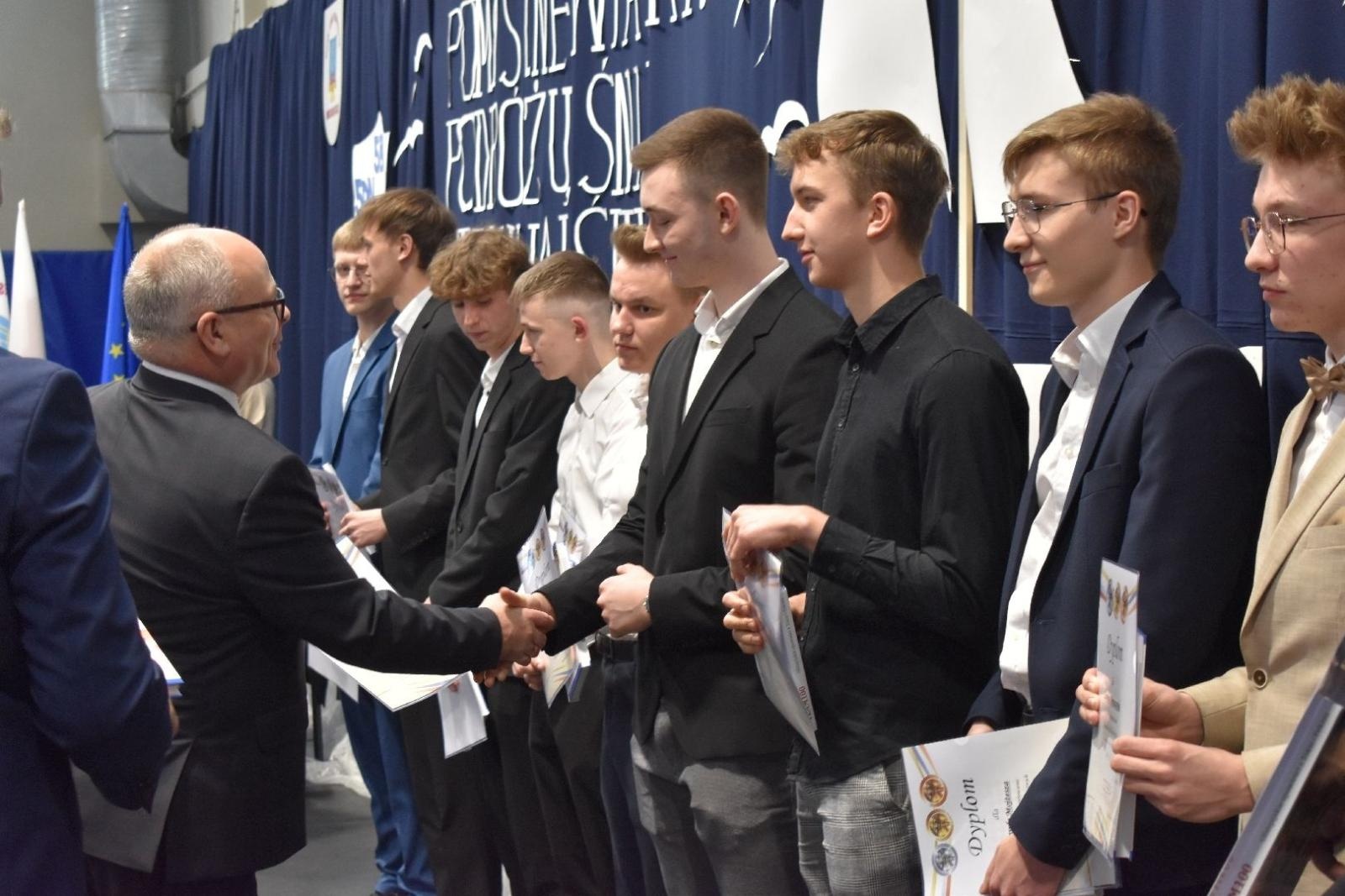 Zdjęcie w galerii na portalu naszwodzislaw.com: Maturzyści powiatowych szkół odebrali świadectwa [FOTO] wiadomości z regionu