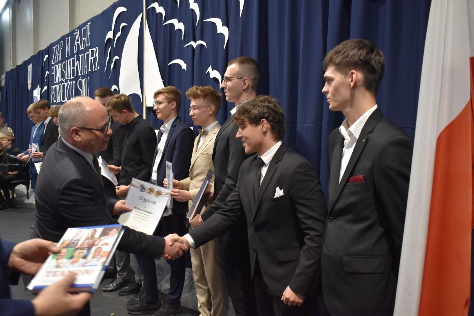 Zdjęcie w galerii na portalu naszwodzislaw.com: Maturzyści powiatowych szkół odebrali świadectwa [FOTO] wiadomości z regionu