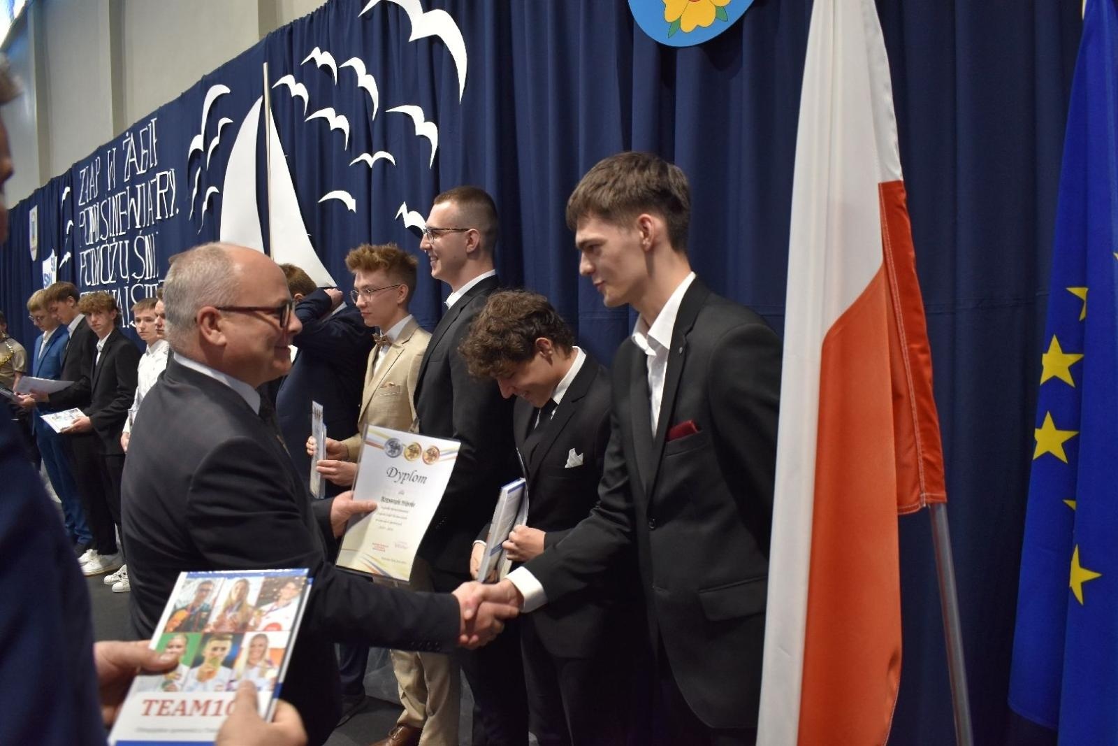 Zdjęcie w galerii na portalu naszwodzislaw.com: Maturzyści powiatowych szkół odebrali świadectwa [FOTO] wiadomości z regionu