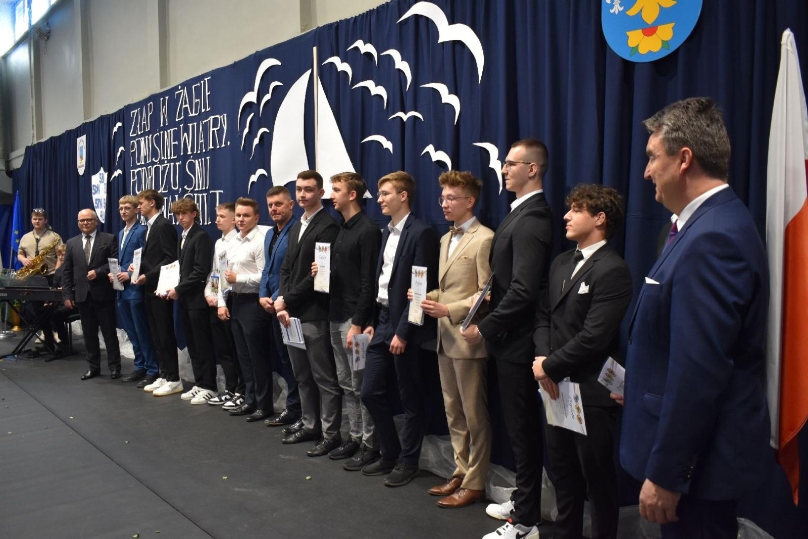 Zdjęcie w galerii na portalu naszwodzislaw.com: Maturzyści powiatowych szkół odebrali świadectwa [FOTO] wiadomości z regionu