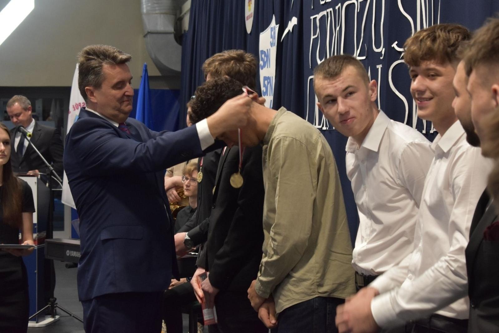 Zdjęcie w galerii na portalu naszwodzislaw.com: Maturzyści powiatowych szkół odebrali świadectwa [FOTO] wiadomości z regionu