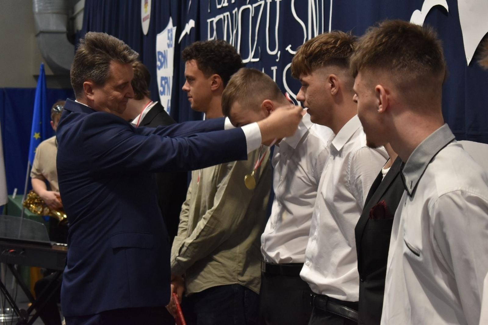 Zdjęcie w galerii na portalu naszwodzislaw.com: Maturzyści powiatowych szkół odebrali świadectwa [FOTO] wiadomości z regionu