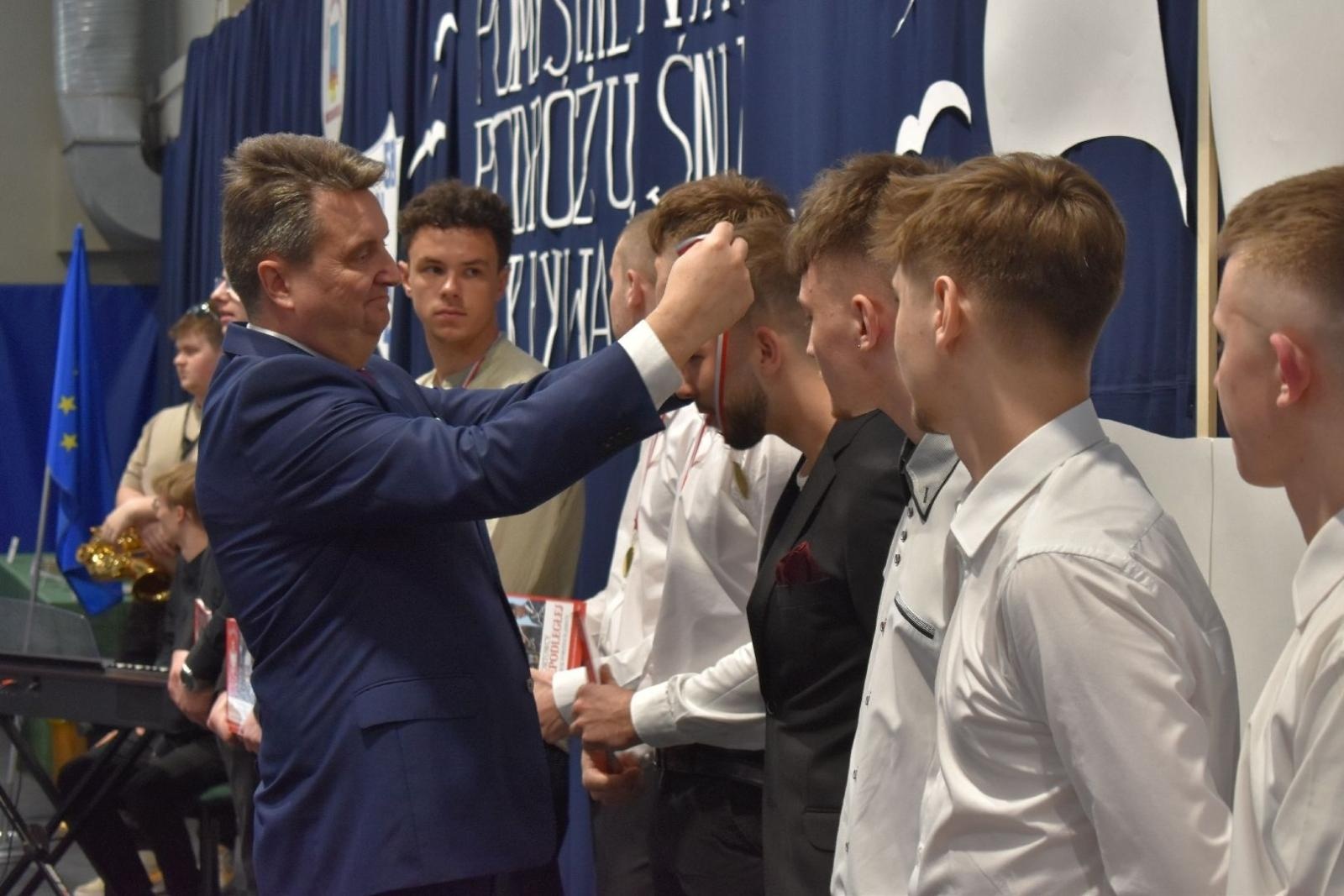 Zdjęcie w galerii na portalu naszwodzislaw.com: Maturzyści powiatowych szkół odebrali świadectwa [FOTO] wiadomości z regionu