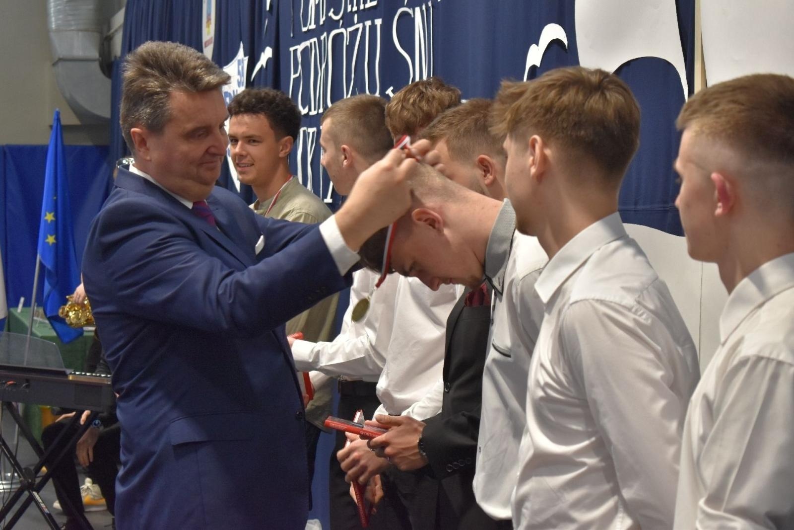 Zdjęcie w galerii na portalu naszwodzislaw.com: Maturzyści powiatowych szkół odebrali świadectwa [FOTO] wiadomości z regionu