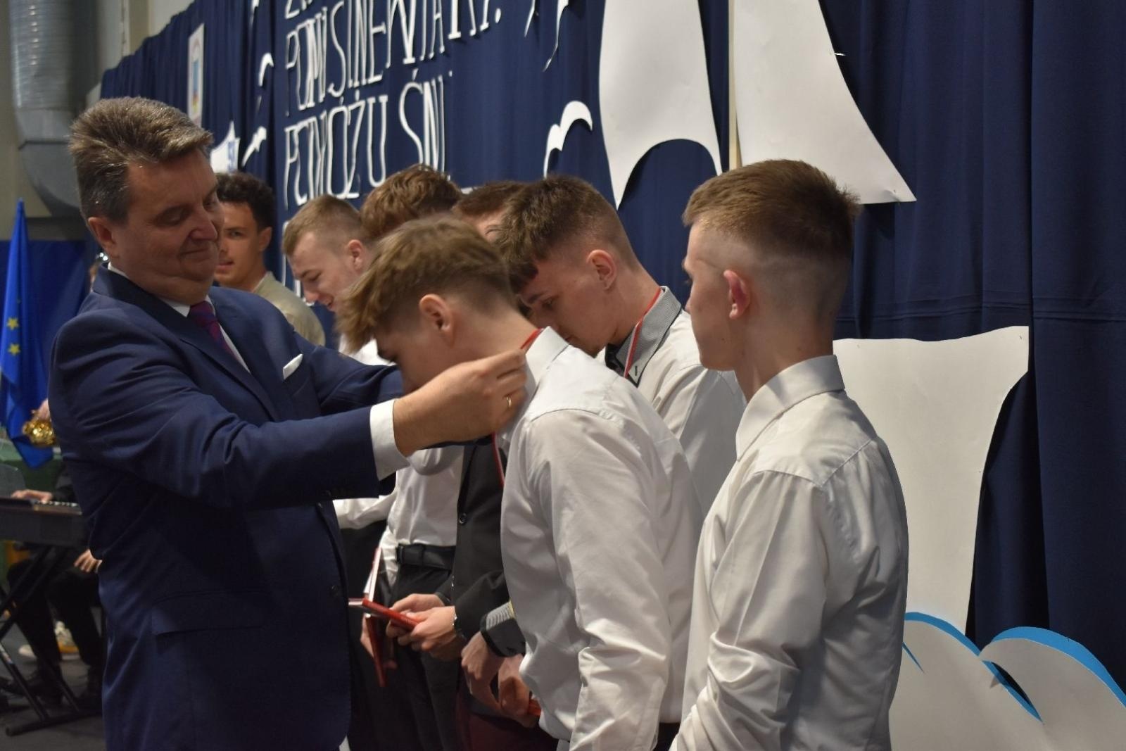 Zdjęcie w galerii na portalu naszwodzislaw.com: Maturzyści powiatowych szkół odebrali świadectwa [FOTO] wiadomości z regionu