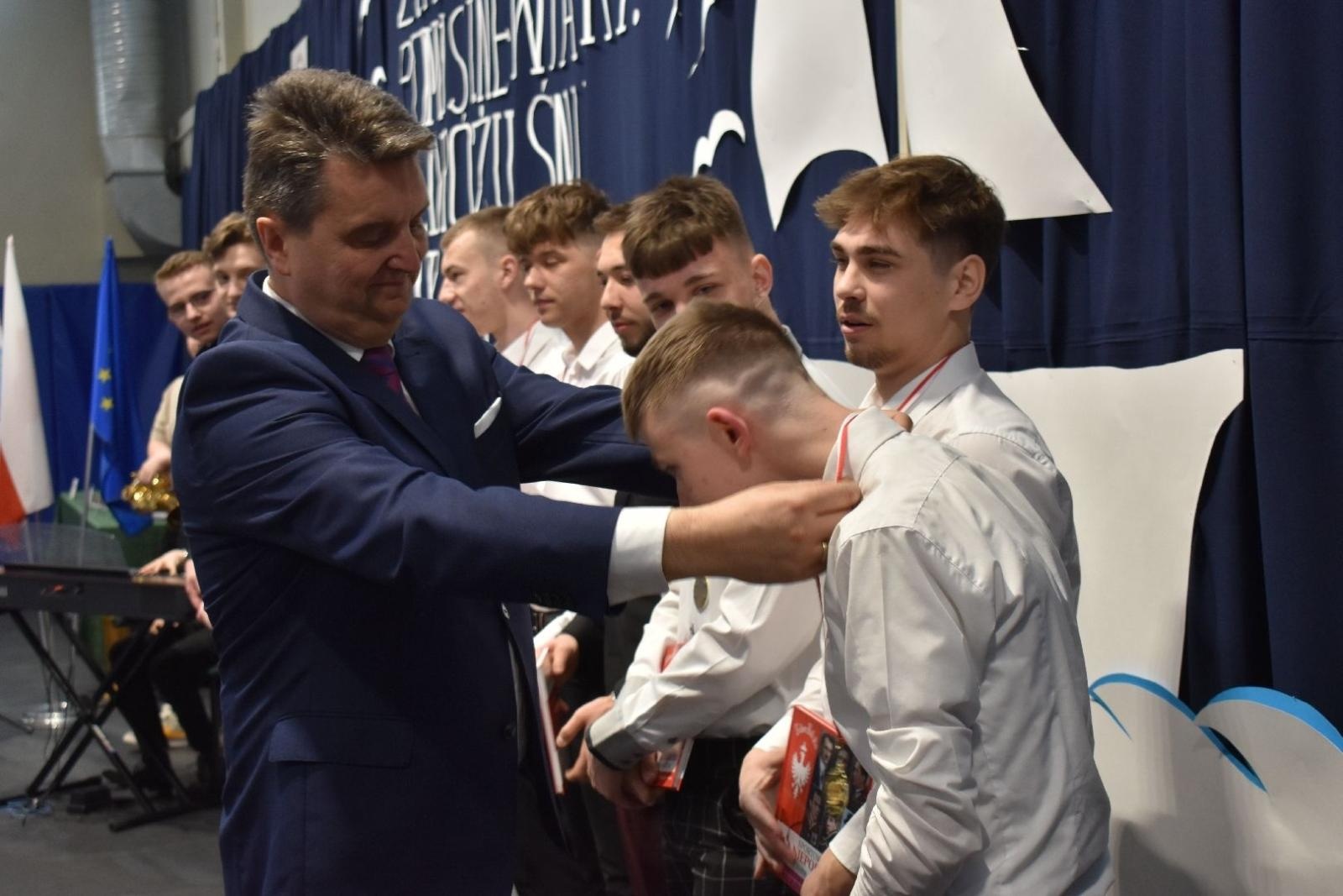 Zdjęcie w galerii na portalu naszwodzislaw.com: Maturzyści powiatowych szkół odebrali świadectwa [FOTO] wiadomości z regionu