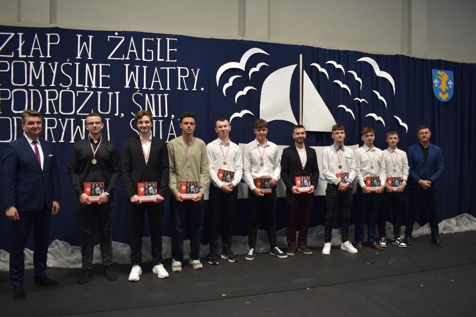 Zdjęcie w galerii na portalu naszwodzislaw.com: Maturzyści powiatowych szkół odebrali świadectwa [FOTO] wiadomości z regionu