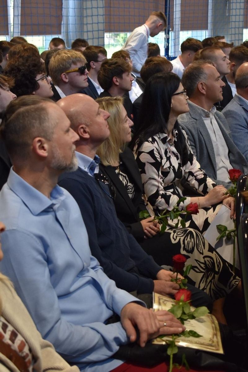 Zdjęcie w galerii na portalu naszwodzislaw.com: Maturzyści powiatowych szkół odebrali świadectwa [FOTO] wiadomości z regionu