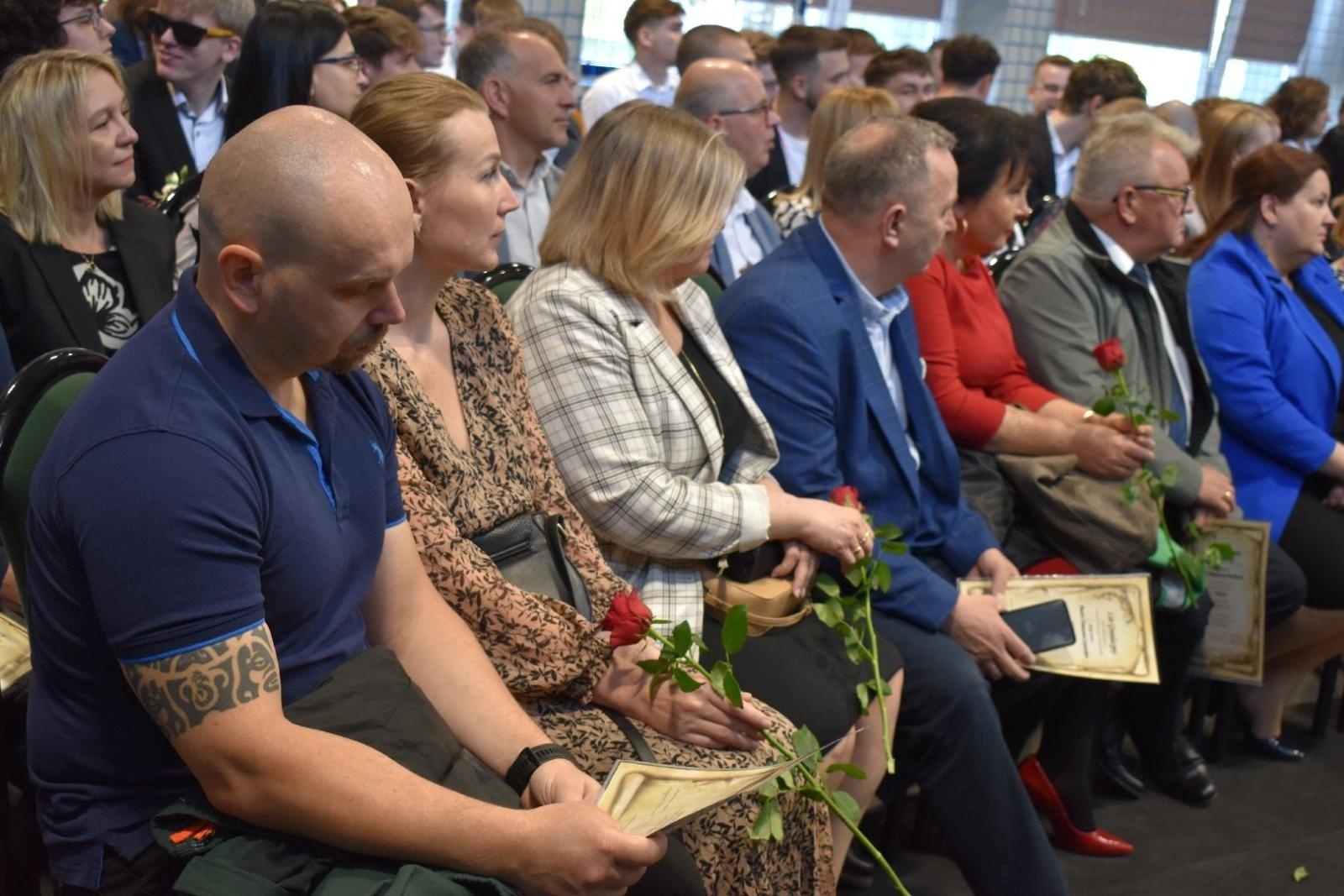 Zdjęcie w galerii na portalu naszwodzislaw.com: Maturzyści powiatowych szkół odebrali świadectwa [FOTO] wiadomości z regionu