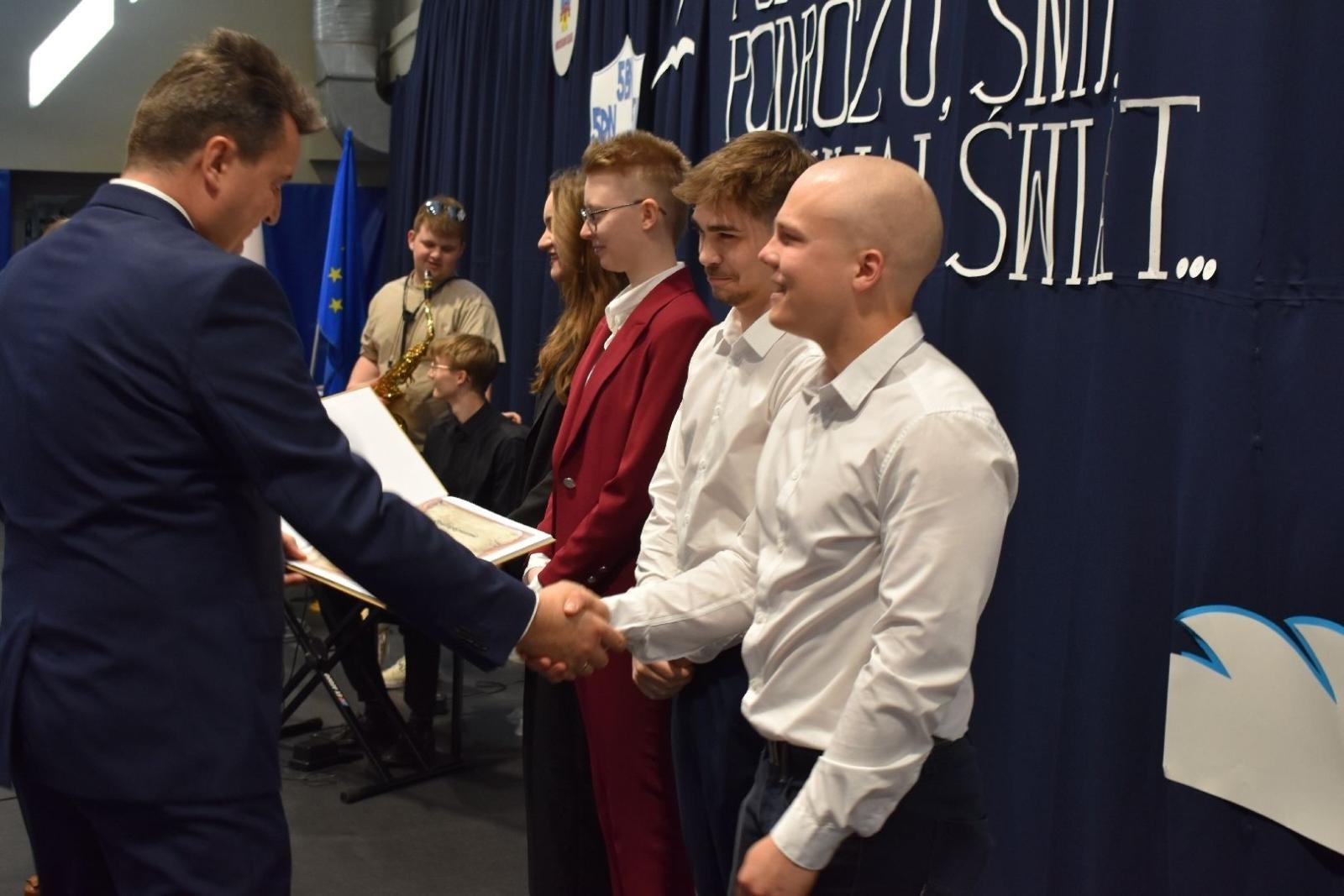 Zdjęcie w galerii na portalu naszwodzislaw.com: Maturzyści powiatowych szkół odebrali świadectwa [FOTO] wiadomości z regionu