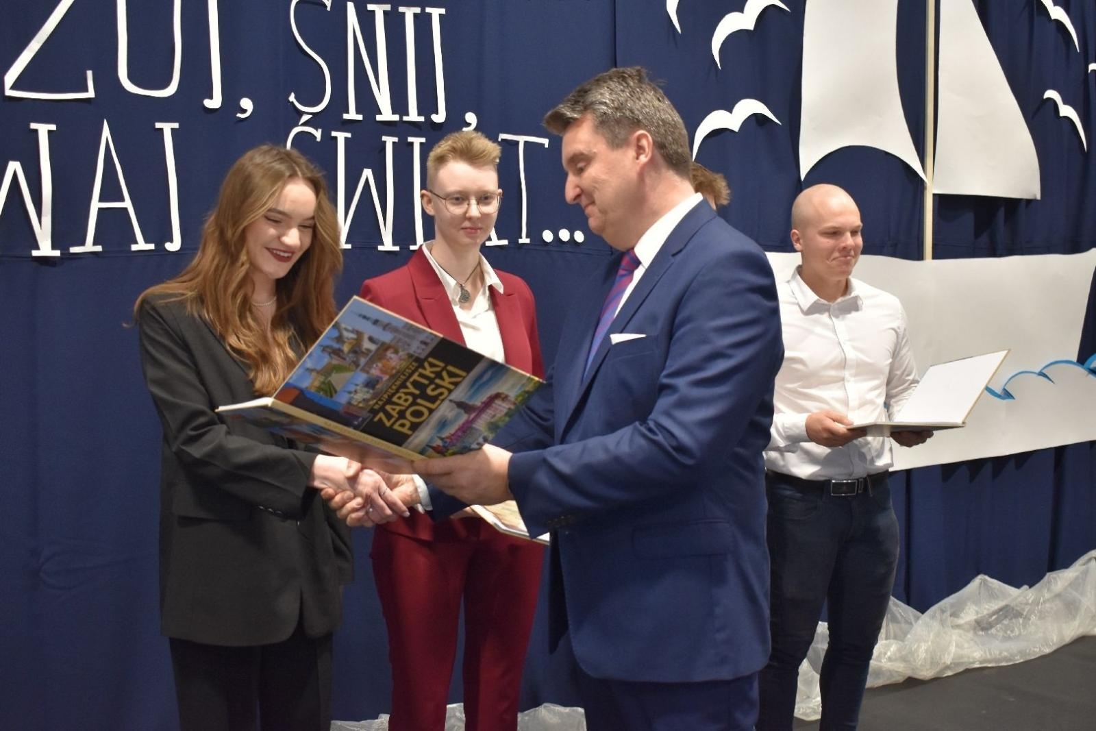 Zdjęcie w galerii na portalu naszwodzislaw.com: Maturzyści powiatowych szkół odebrali świadectwa [FOTO] wiadomości z regionu