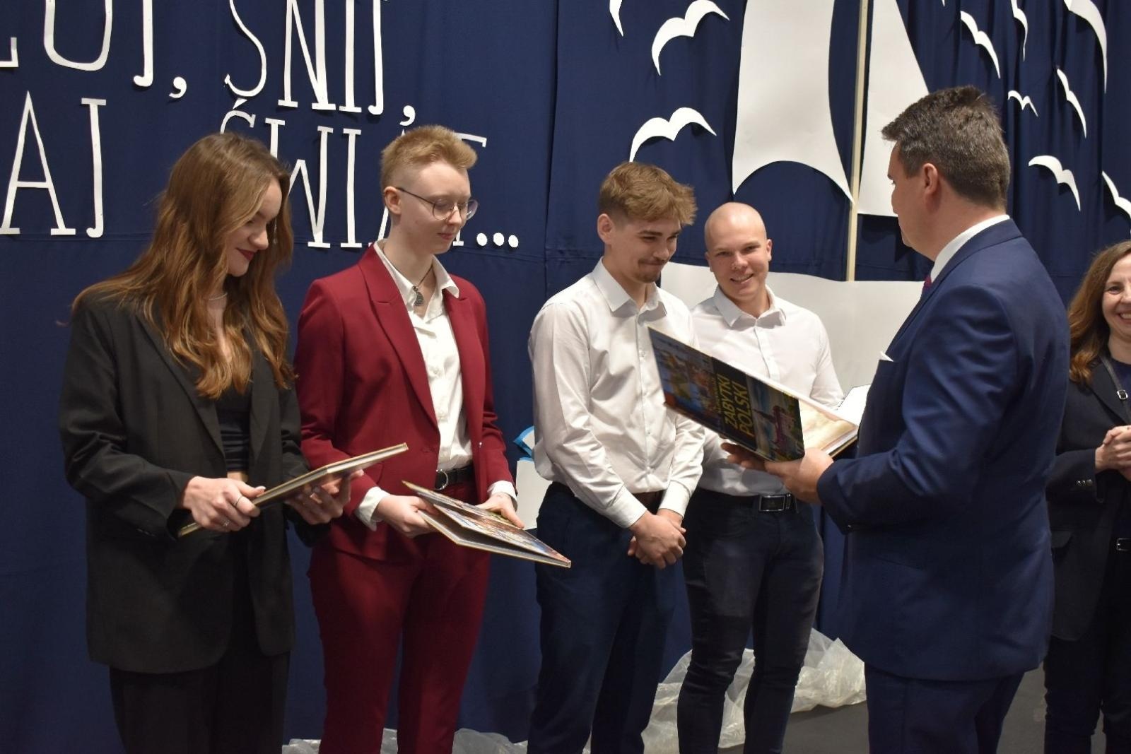 Zdjęcie w galerii na portalu naszwodzislaw.com: Maturzyści powiatowych szkół odebrali świadectwa [FOTO] wiadomości z regionu