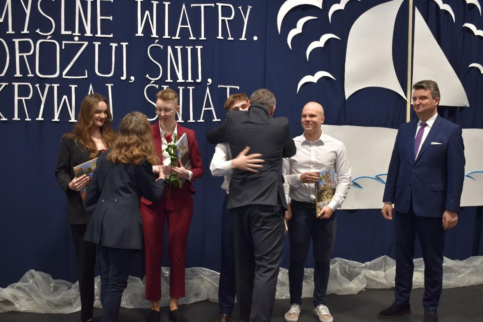 Zdjęcie w galerii na portalu naszwodzislaw.com: Maturzyści powiatowych szkół odebrali świadectwa [FOTO] wiadomości z regionu