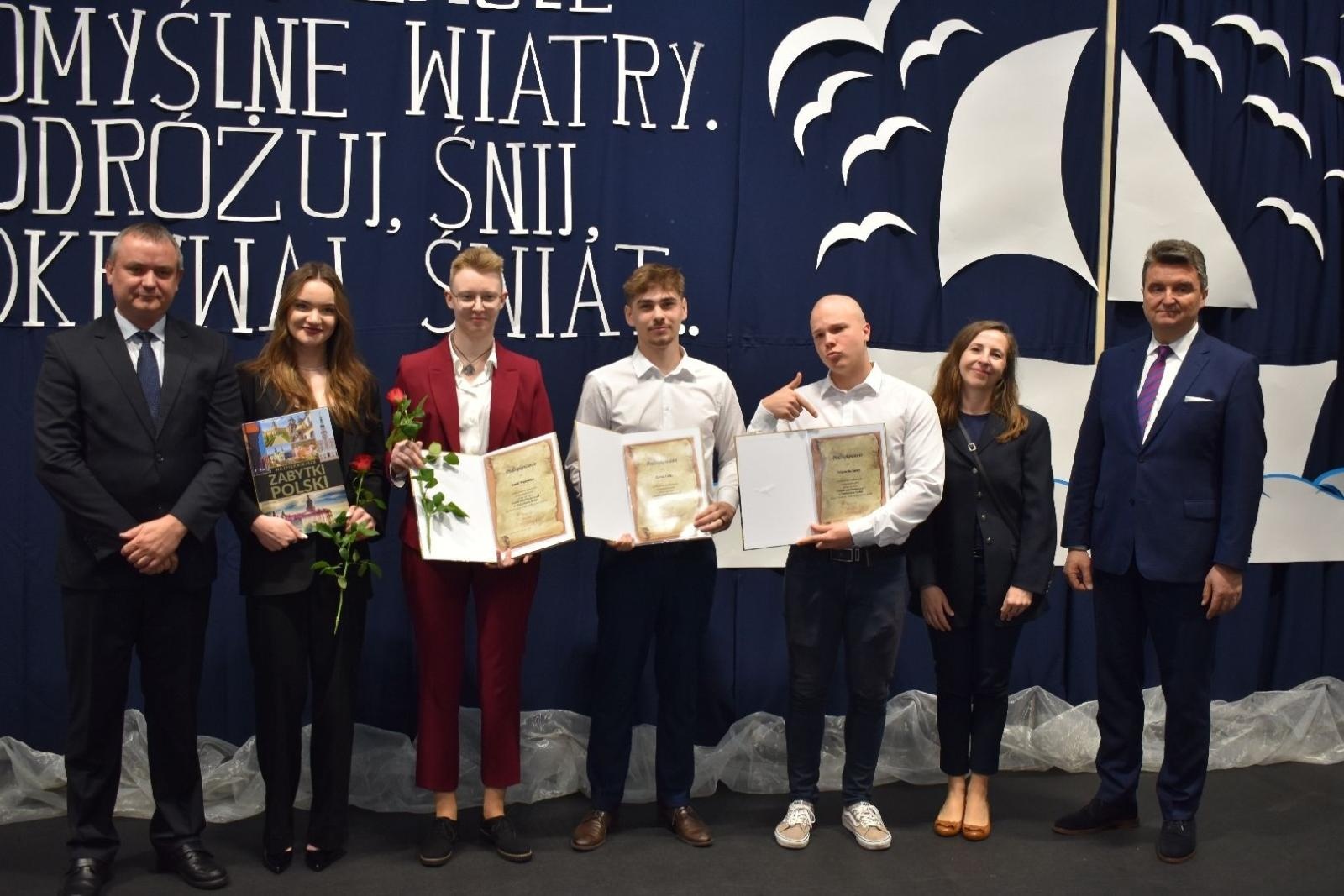 Zdjęcie w galerii na portalu naszwodzislaw.com: Maturzyści powiatowych szkół odebrali świadectwa [FOTO] wiadomości z regionu