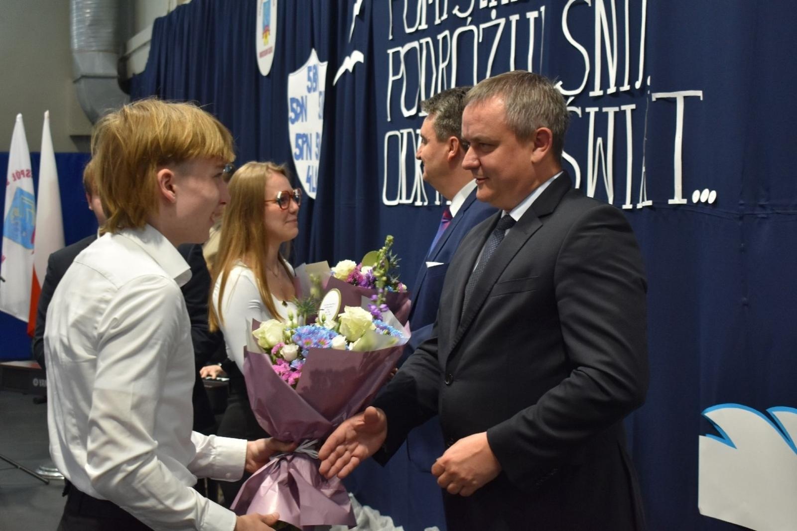 Zdjęcie w galerii na portalu naszwodzislaw.com: Maturzyści powiatowych szkół odebrali świadectwa [FOTO] wiadomości z regionu