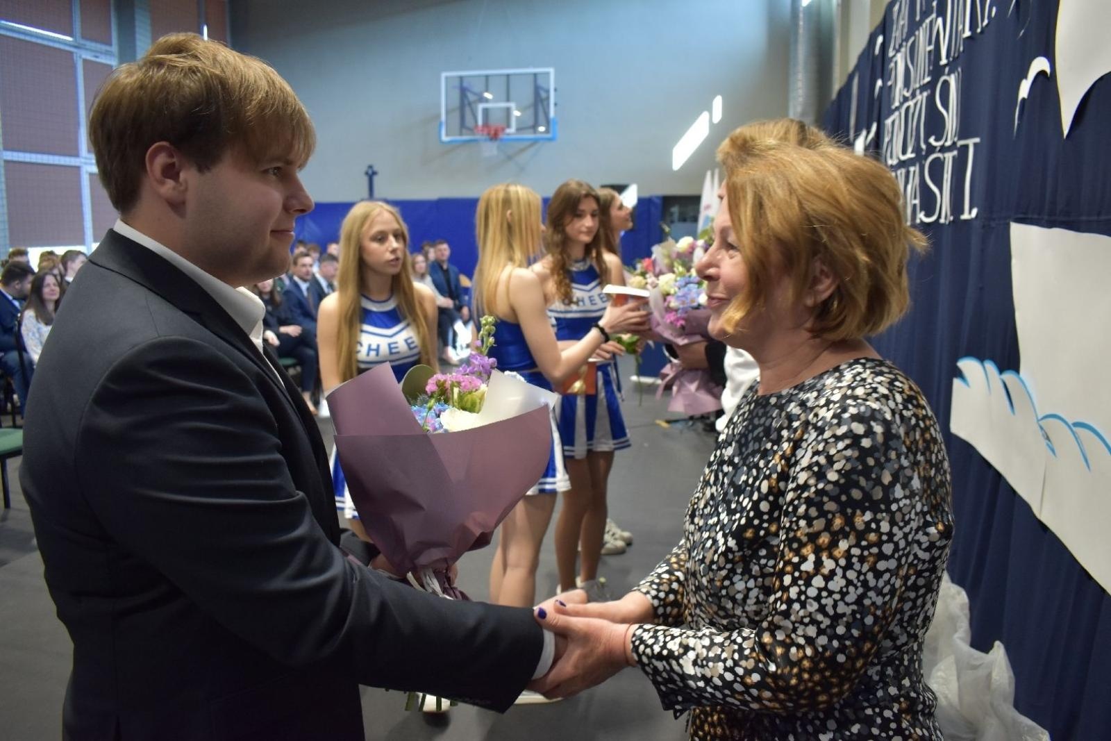Zdjęcie w galerii na portalu naszwodzislaw.com: Maturzyści powiatowych szkół odebrali świadectwa [FOTO] wiadomości z regionu