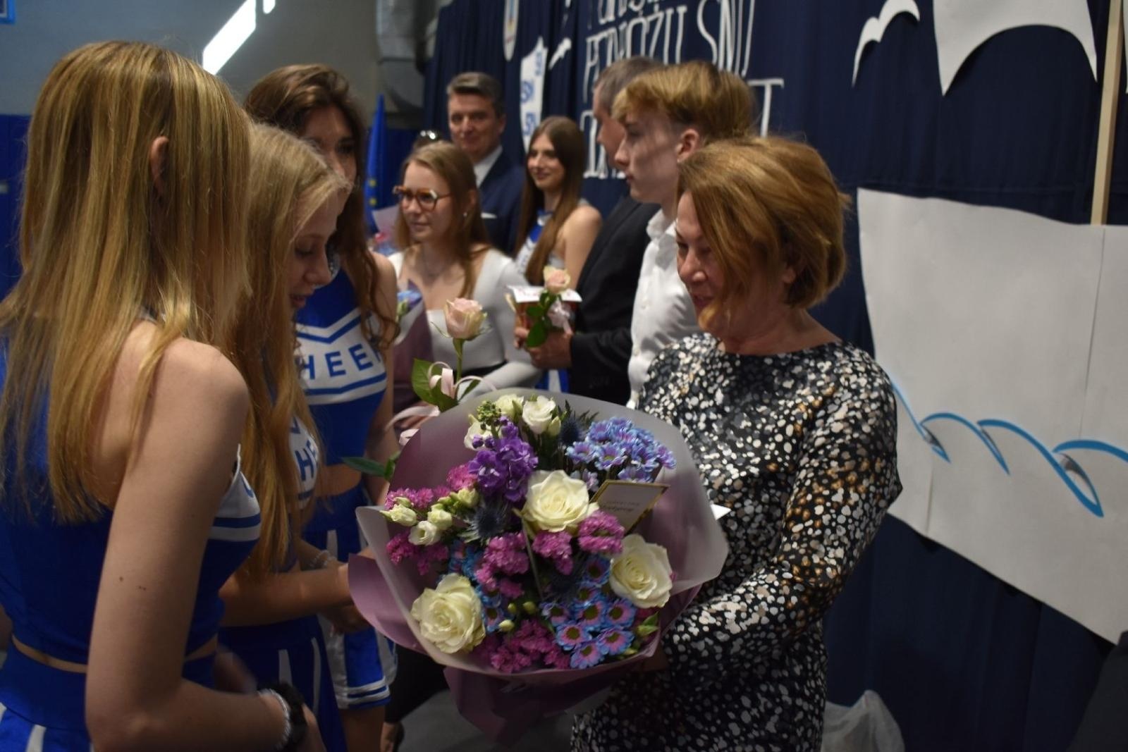 Zdjęcie w galerii na portalu naszwodzislaw.com: Maturzyści powiatowych szkół odebrali świadectwa [FOTO] wiadomości z regionu