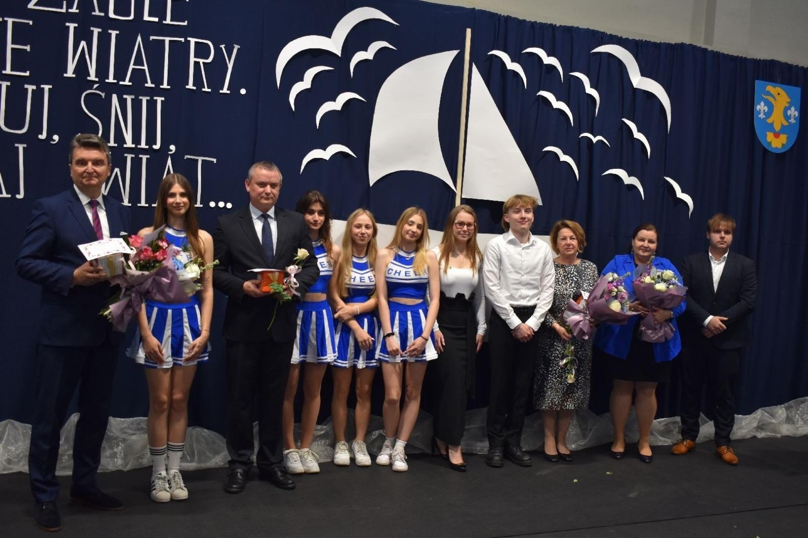 Zdjęcie w galerii na portalu naszwodzislaw.com: Maturzyści powiatowych szkół odebrali świadectwa [FOTO] wiadomości z regionu