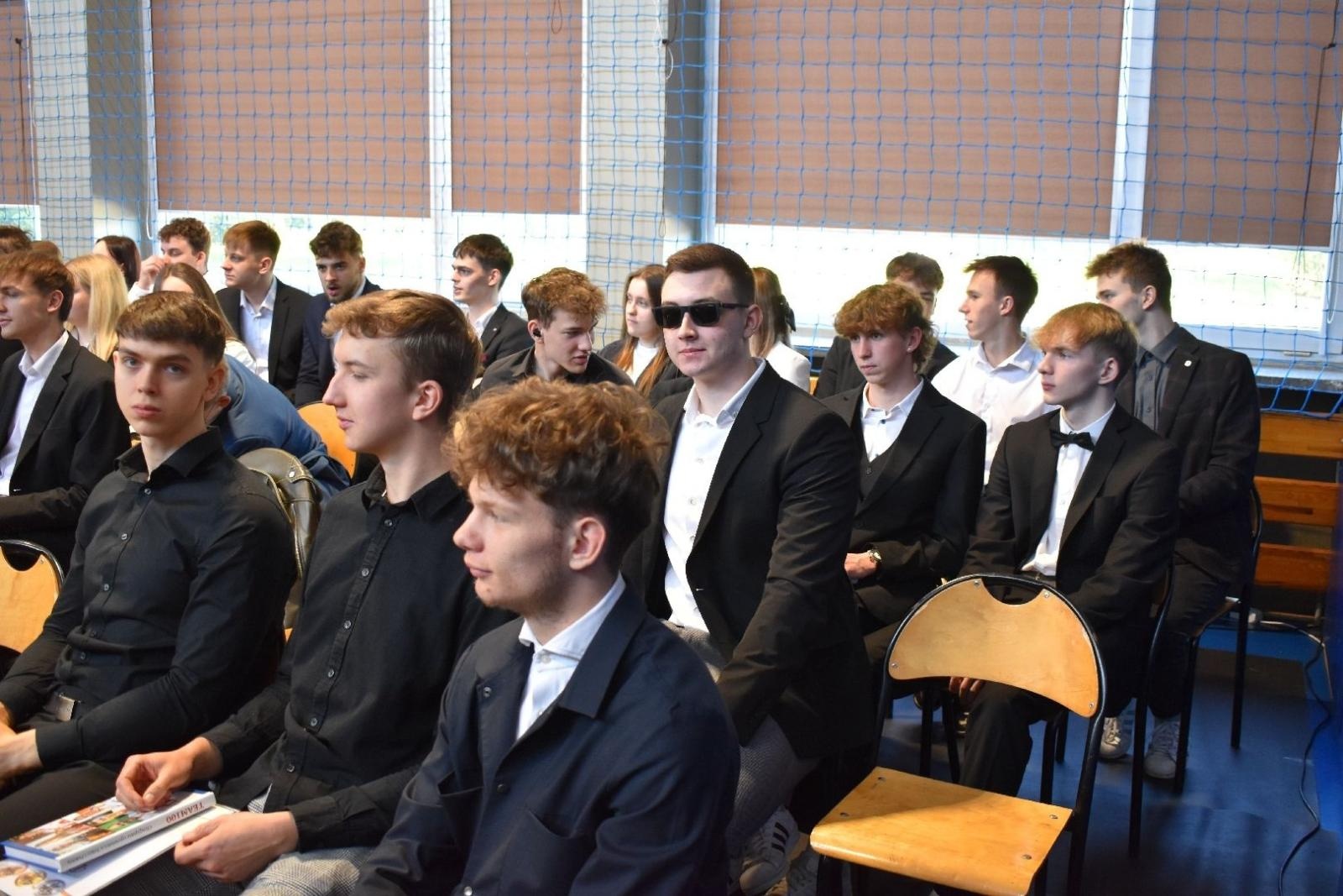 Zdjęcie w galerii na portalu naszwodzislaw.com: Maturzyści powiatowych szkół odebrali świadectwa [FOTO] wiadomości z regionu