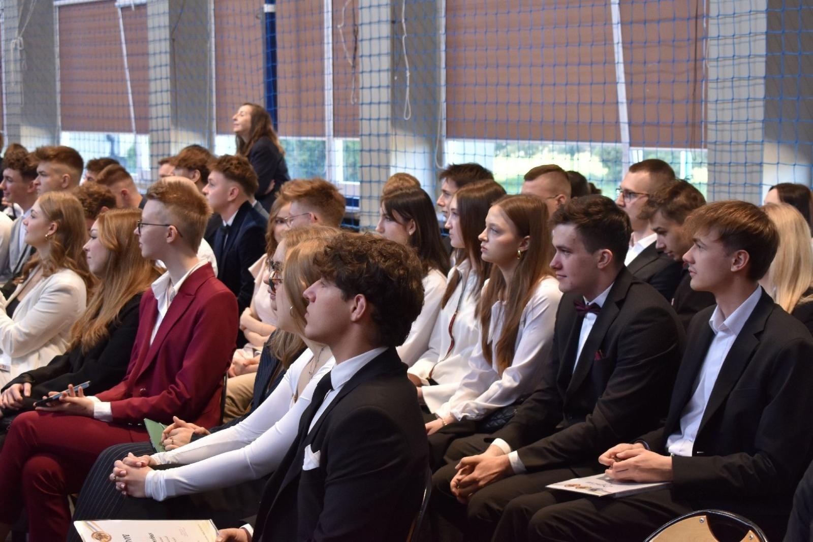 Zdjęcie w galerii na portalu naszwodzislaw.com: Maturzyści powiatowych szkół odebrali świadectwa [FOTO] wiadomości z regionu