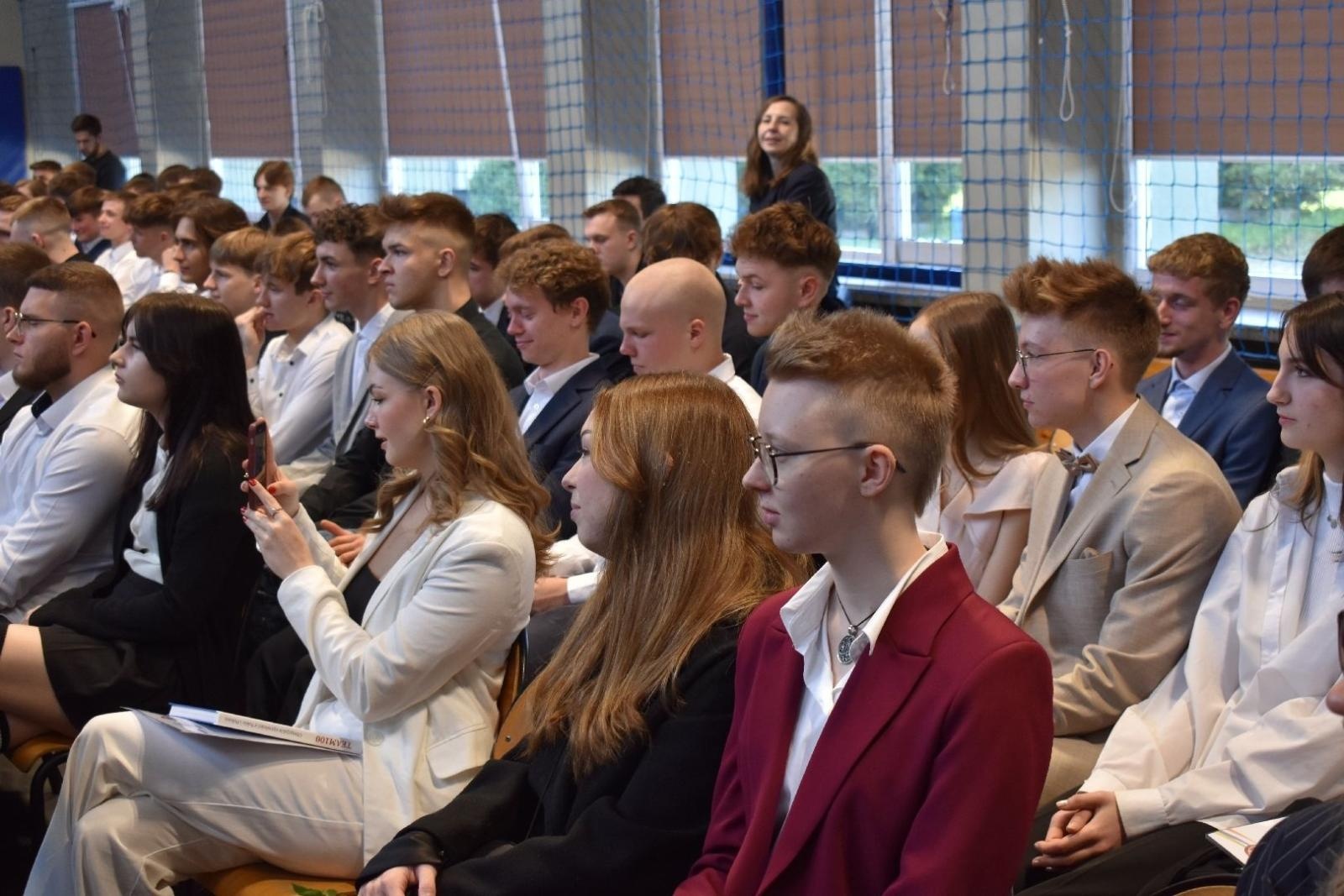 Zdjęcie w galerii na portalu naszwodzislaw.com: Maturzyści powiatowych szkół odebrali świadectwa [FOTO] wiadomości z regionu