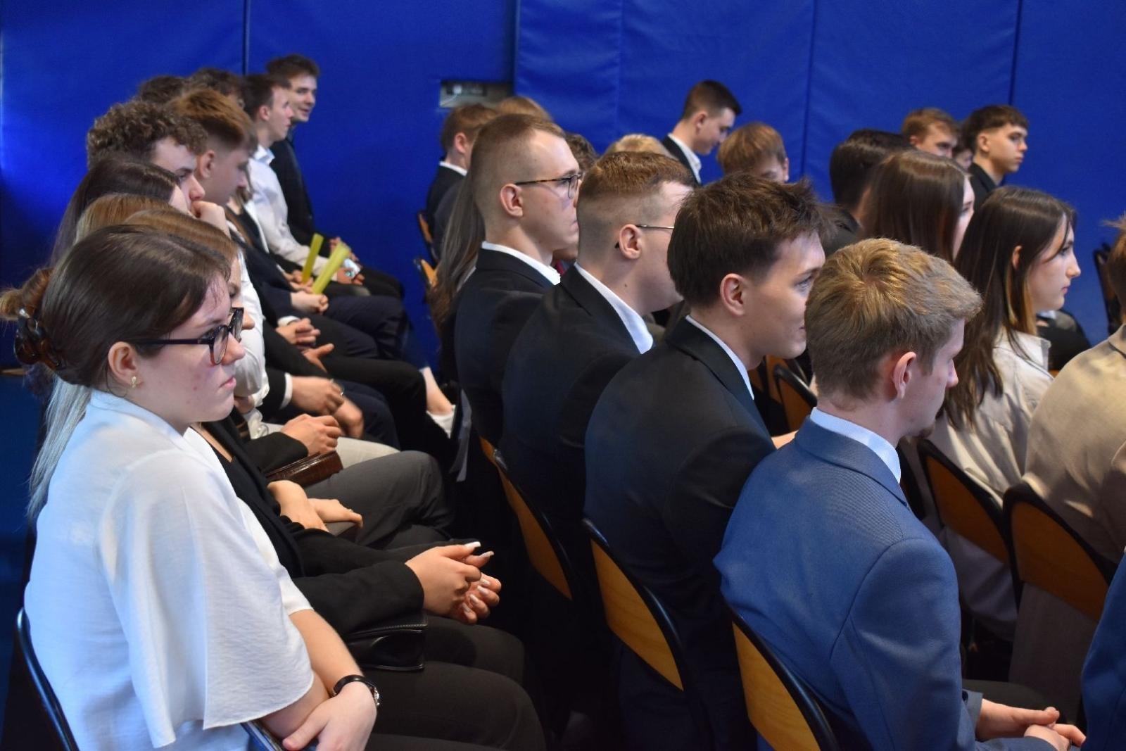 Zdjęcie w galerii na portalu naszwodzislaw.com: Maturzyści powiatowych szkół odebrali świadectwa [FOTO] wiadomości z regionu