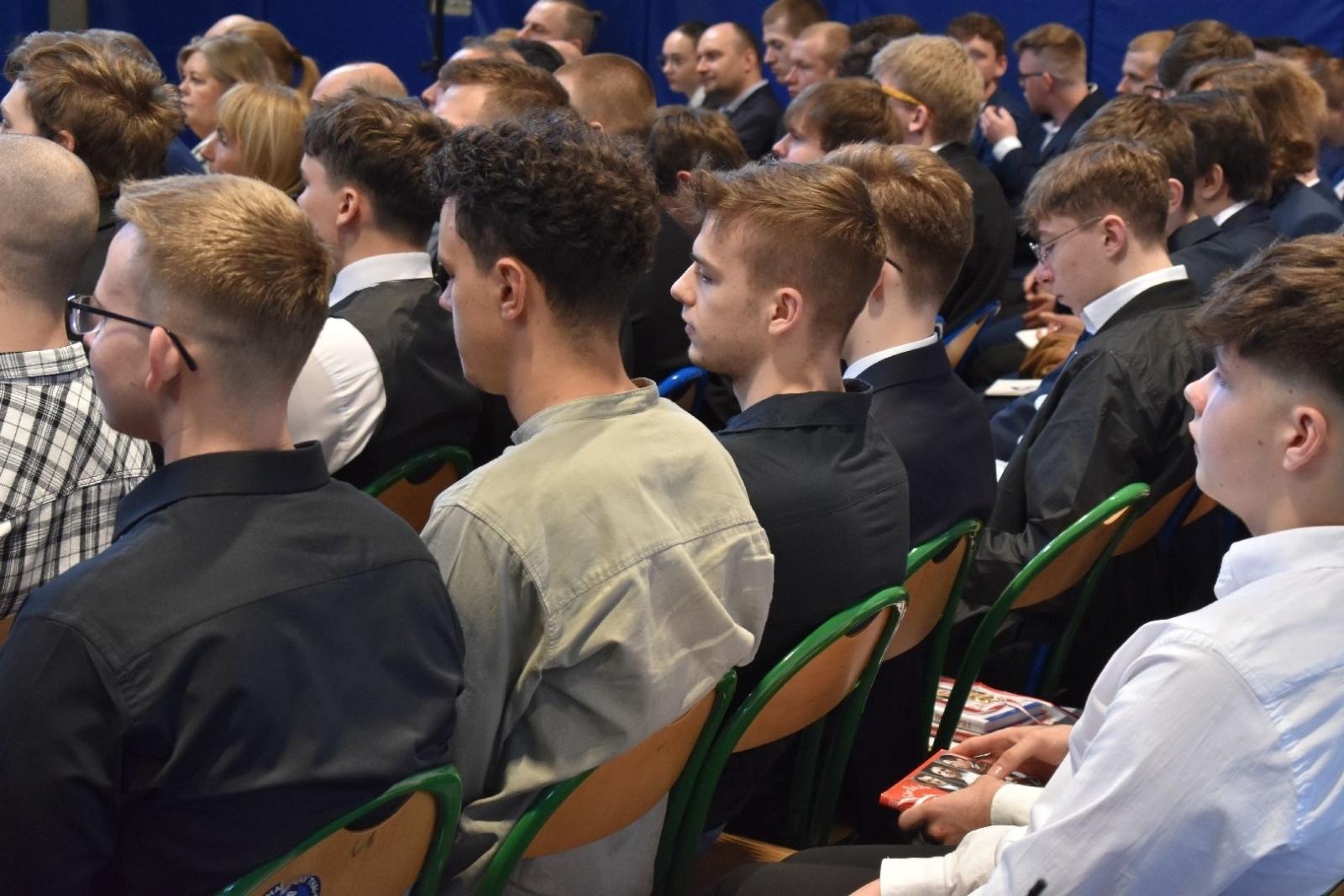 Zdjęcie w galerii na portalu naszwodzislaw.com: Maturzyści powiatowych szkół odebrali świadectwa [FOTO] wiadomości z regionu