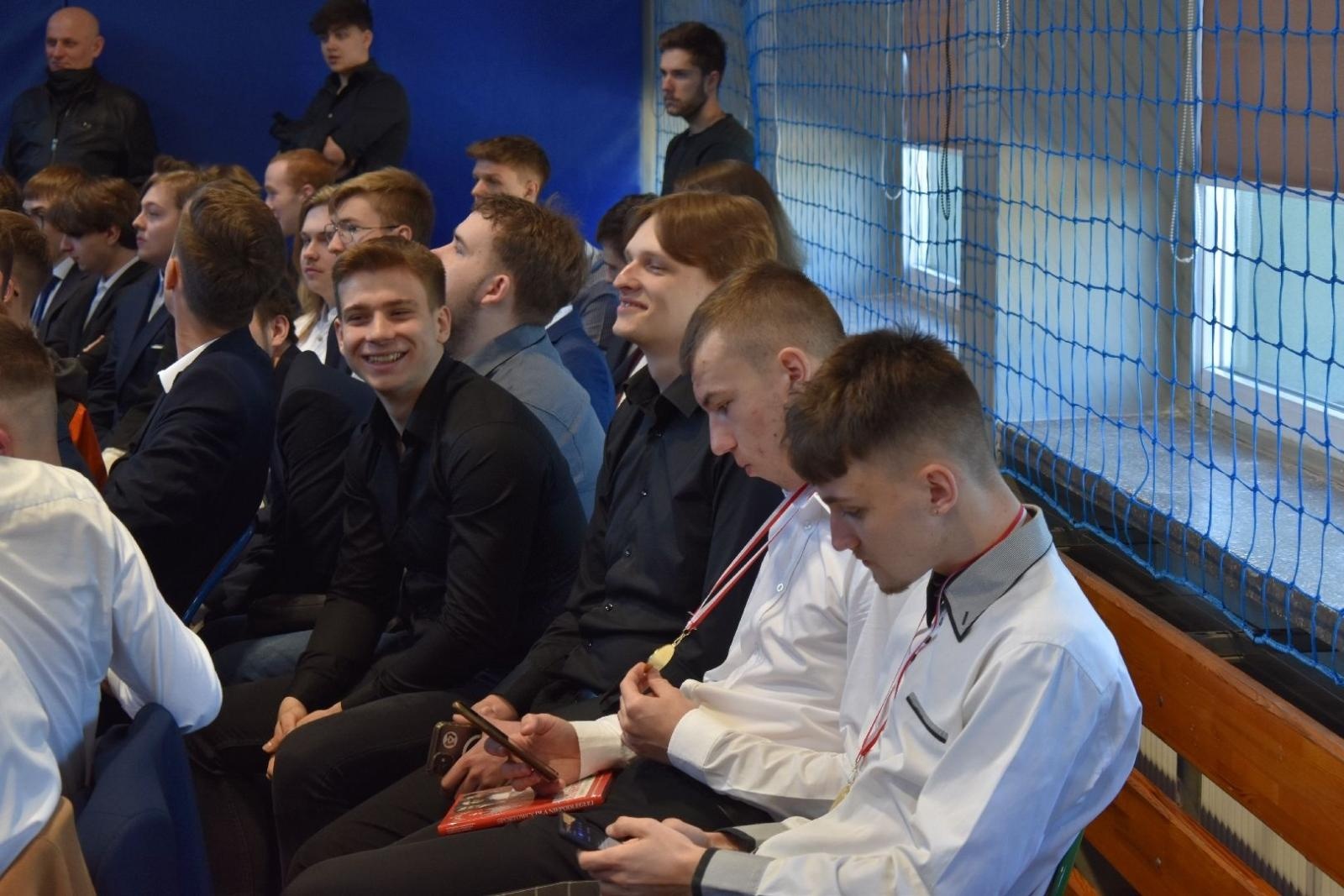 Zdjęcie w galerii na portalu naszwodzislaw.com: Maturzyści powiatowych szkół odebrali świadectwa [FOTO] wiadomości z regionu