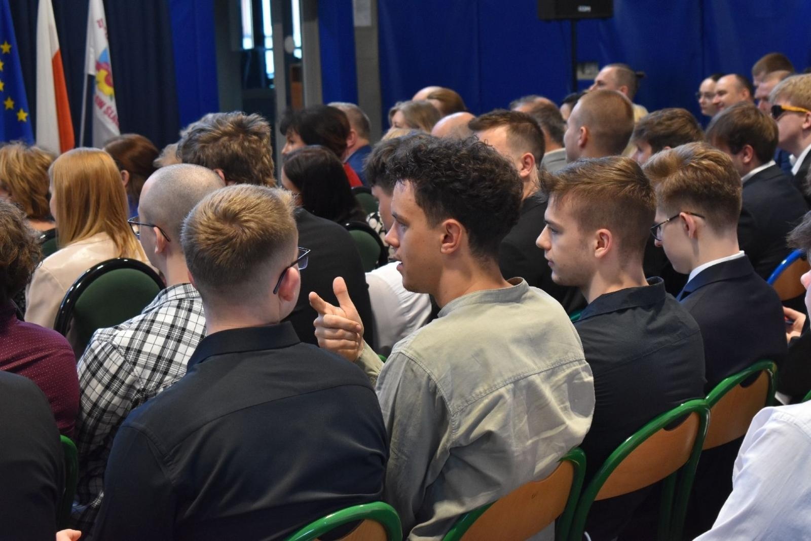 Zdjęcie w galerii na portalu naszwodzislaw.com: Maturzyści powiatowych szkół odebrali świadectwa [FOTO] wiadomości z regionu