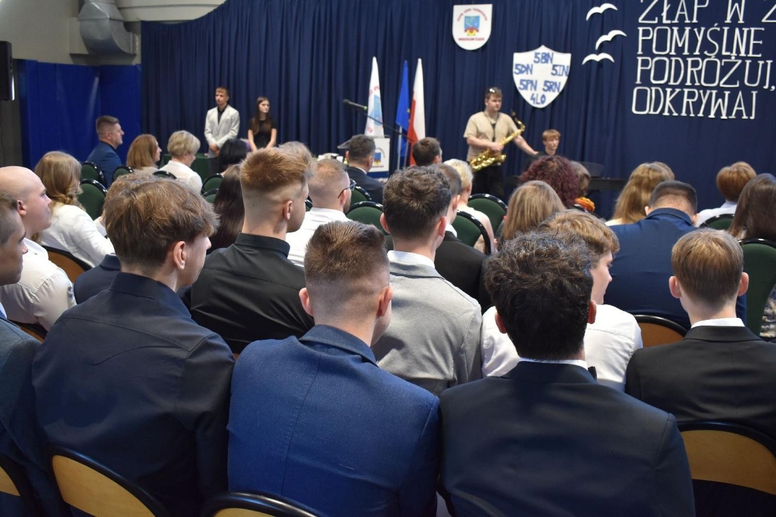 Zdjęcie w galerii na portalu naszwodzislaw.com: Maturzyści powiatowych szkół odebrali świadectwa [FOTO] wiadomości z regionu