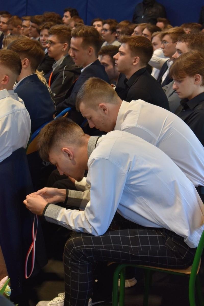 Zdjęcie w galerii na portalu naszwodzislaw.com: Maturzyści powiatowych szkół odebrali świadectwa [FOTO] wiadomości z regionu