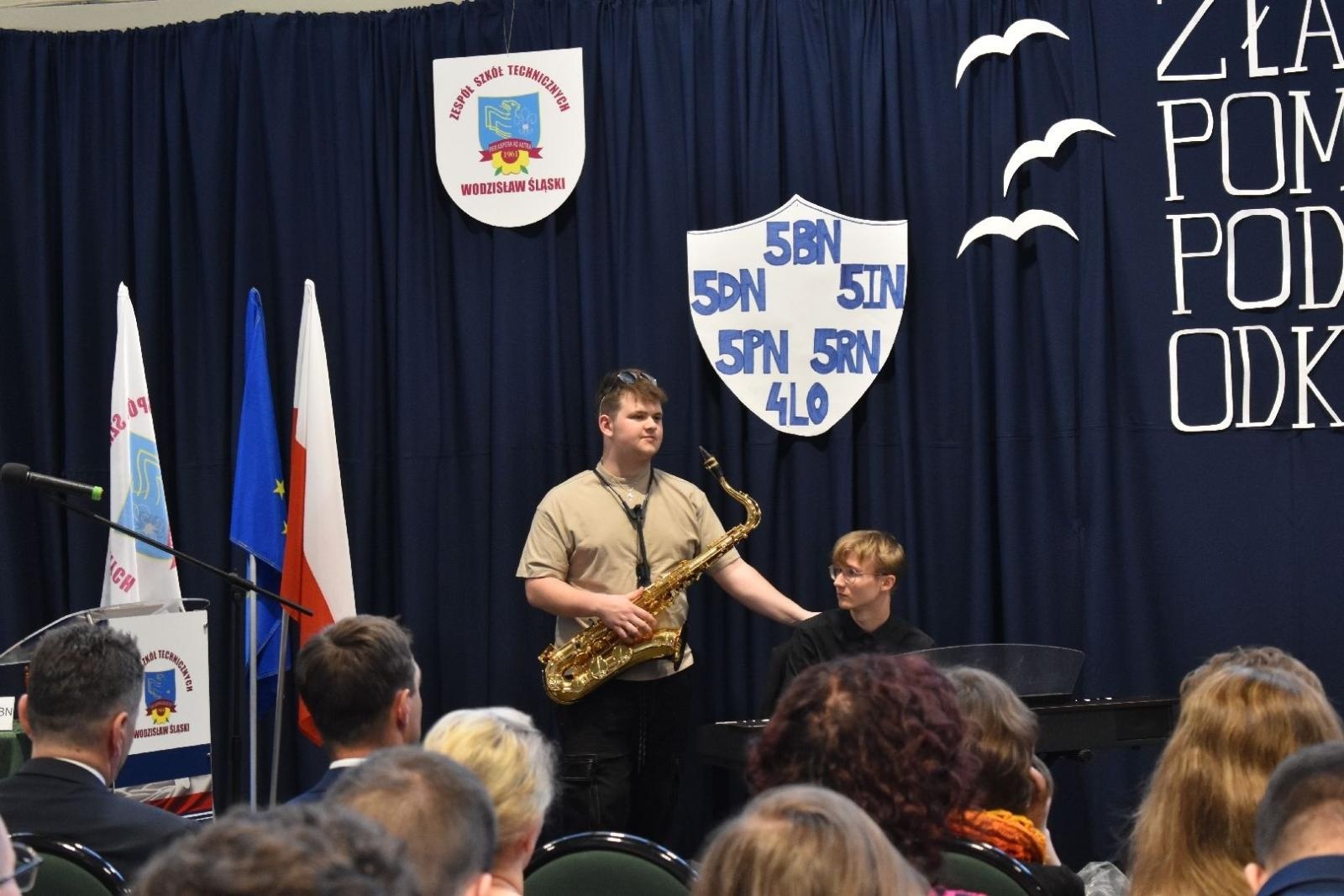 Zdjęcie w galerii na portalu naszwodzislaw.com: Maturzyści powiatowych szkół odebrali świadectwa [FOTO] wiadomości z regionu