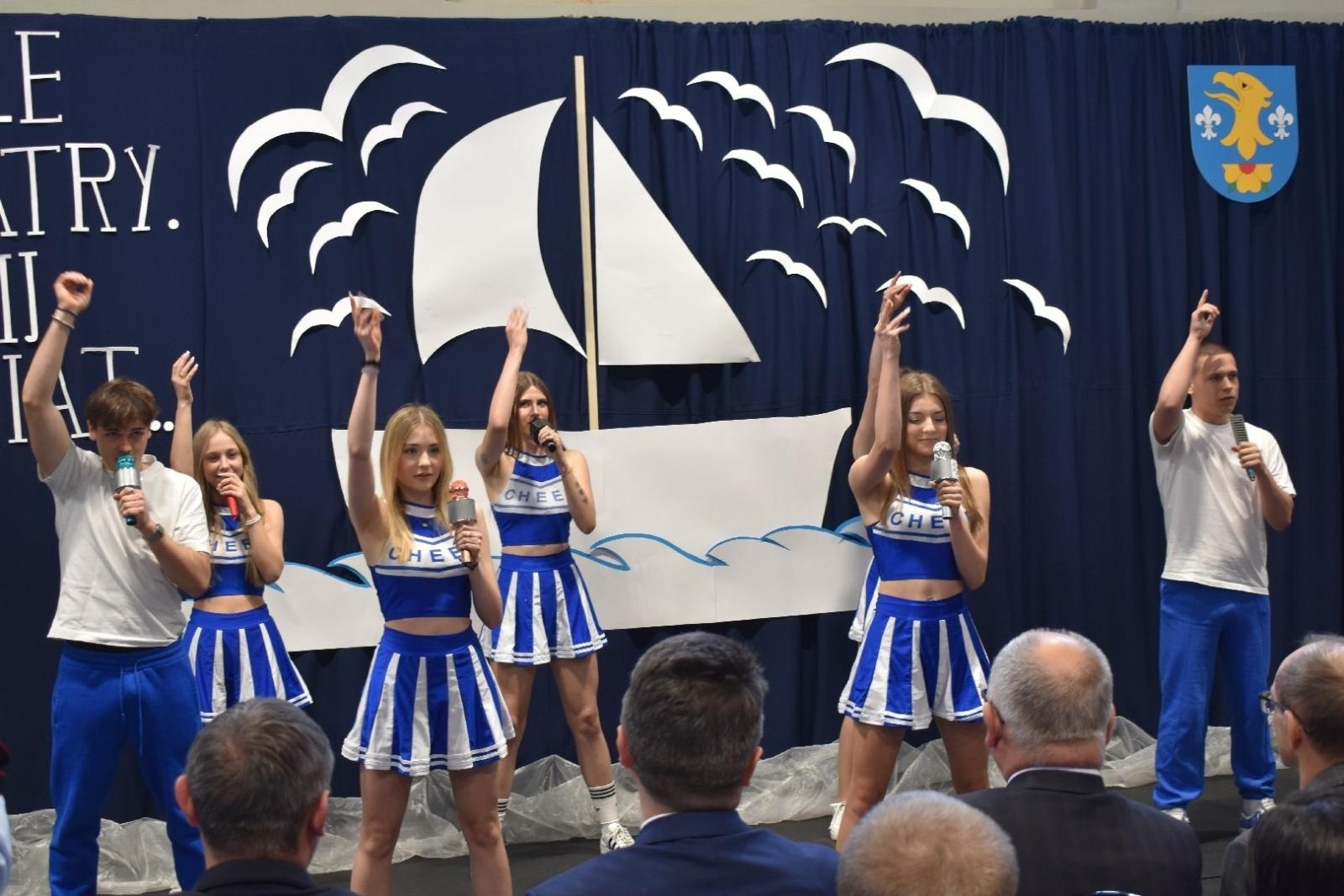 Zdjęcie w galerii na portalu naszwodzislaw.com: Maturzyści powiatowych szkół odebrali świadectwa [FOTO] wiadomości z regionu