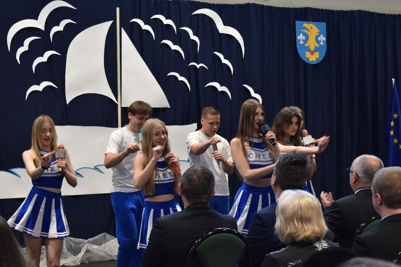 Zdjęcie w galerii na portalu naszwodzislaw.com: Maturzyści powiatowych szkół odebrali świadectwa [FOTO] wiadomości z regionu