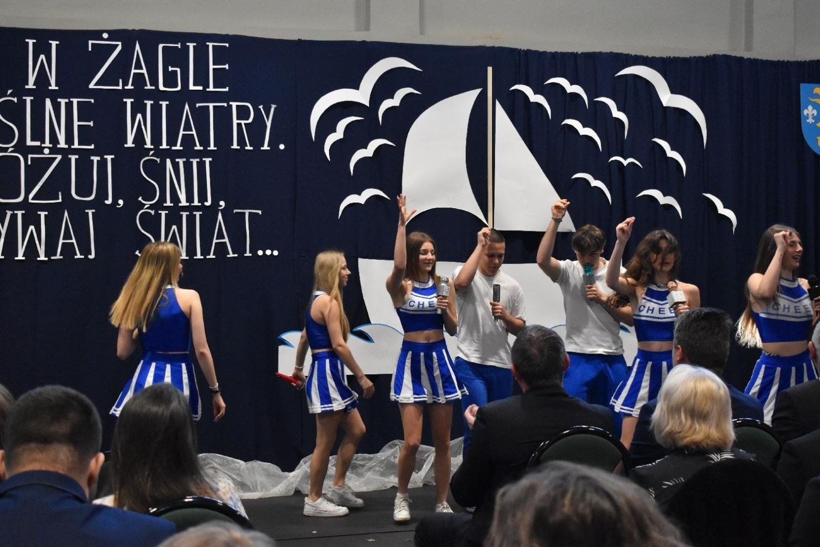 Zdjęcie w galerii na portalu naszwodzislaw.com: Maturzyści powiatowych szkół odebrali świadectwa [FOTO] wiadomości z regionu