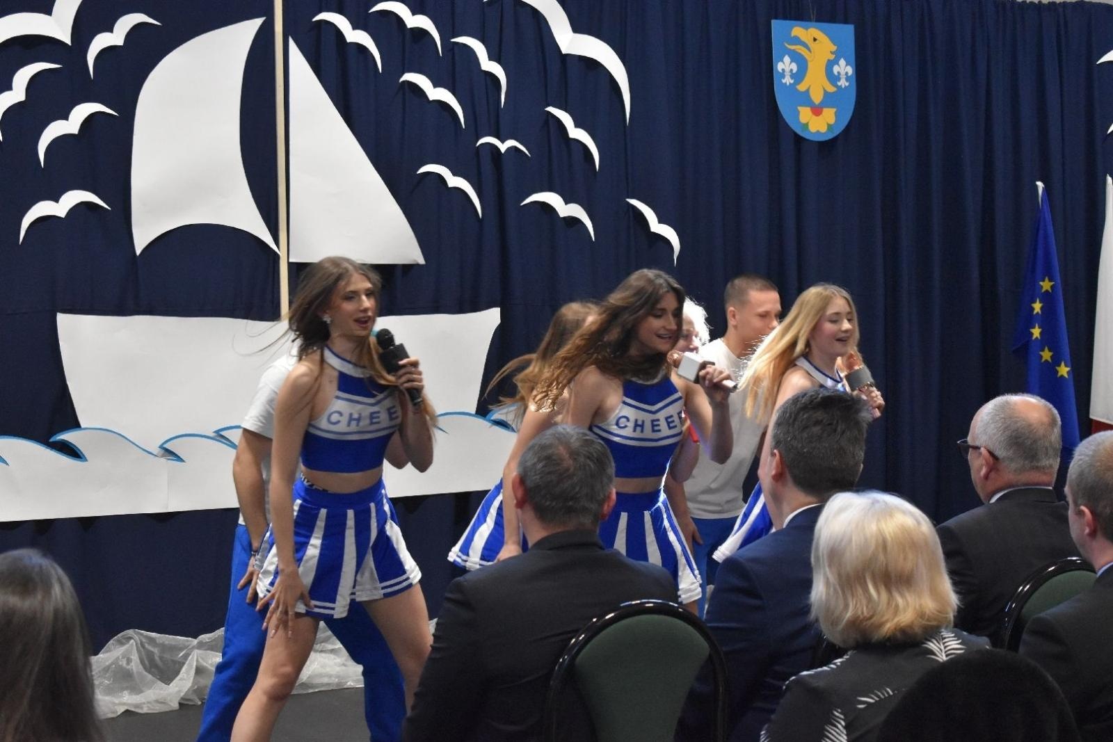 Zdjęcie w galerii na portalu naszwodzislaw.com: Maturzyści powiatowych szkół odebrali świadectwa [FOTO] wiadomości z regionu