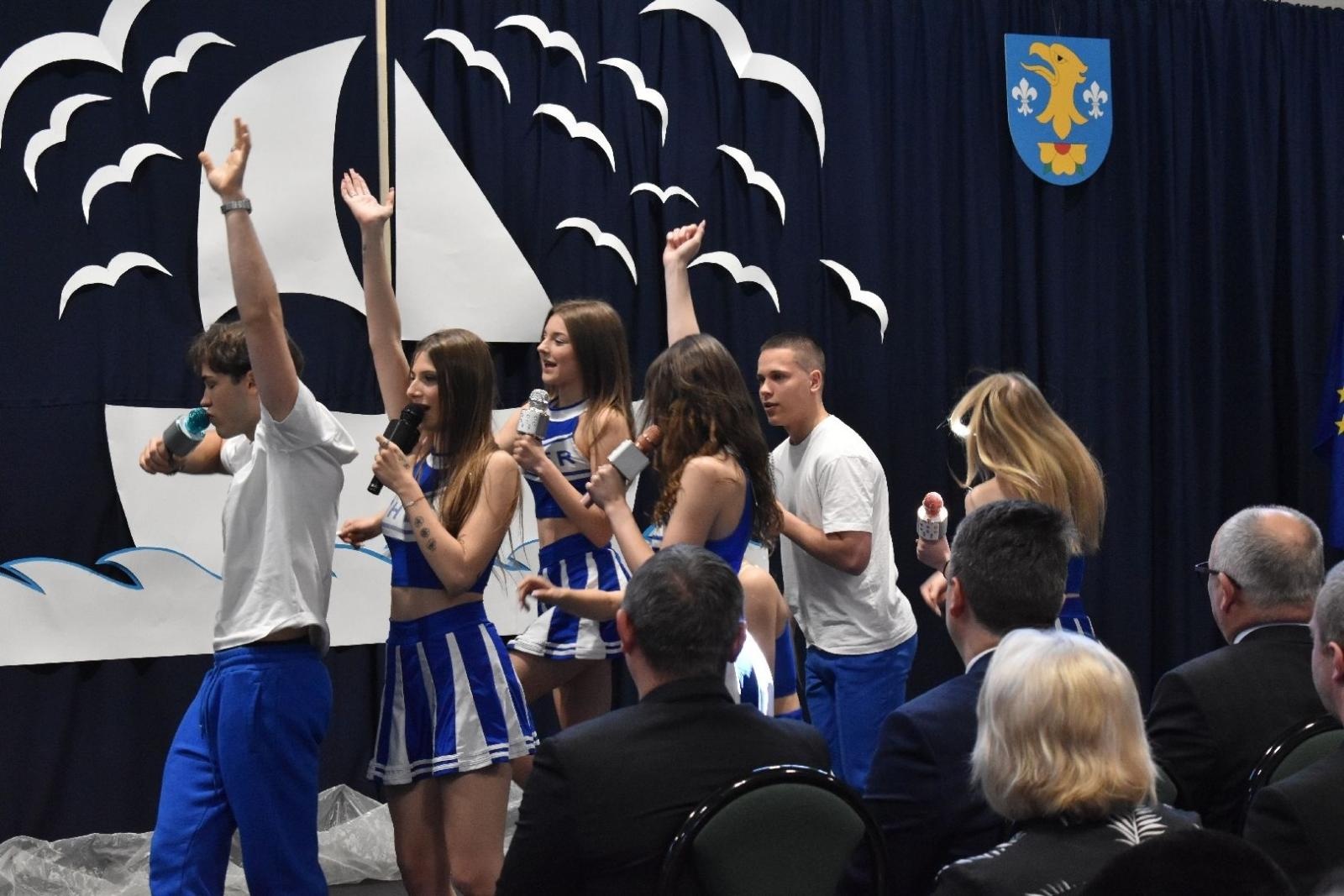 Zdjęcie w galerii na portalu naszwodzislaw.com: Maturzyści powiatowych szkół odebrali świadectwa [FOTO] wiadomości z regionu