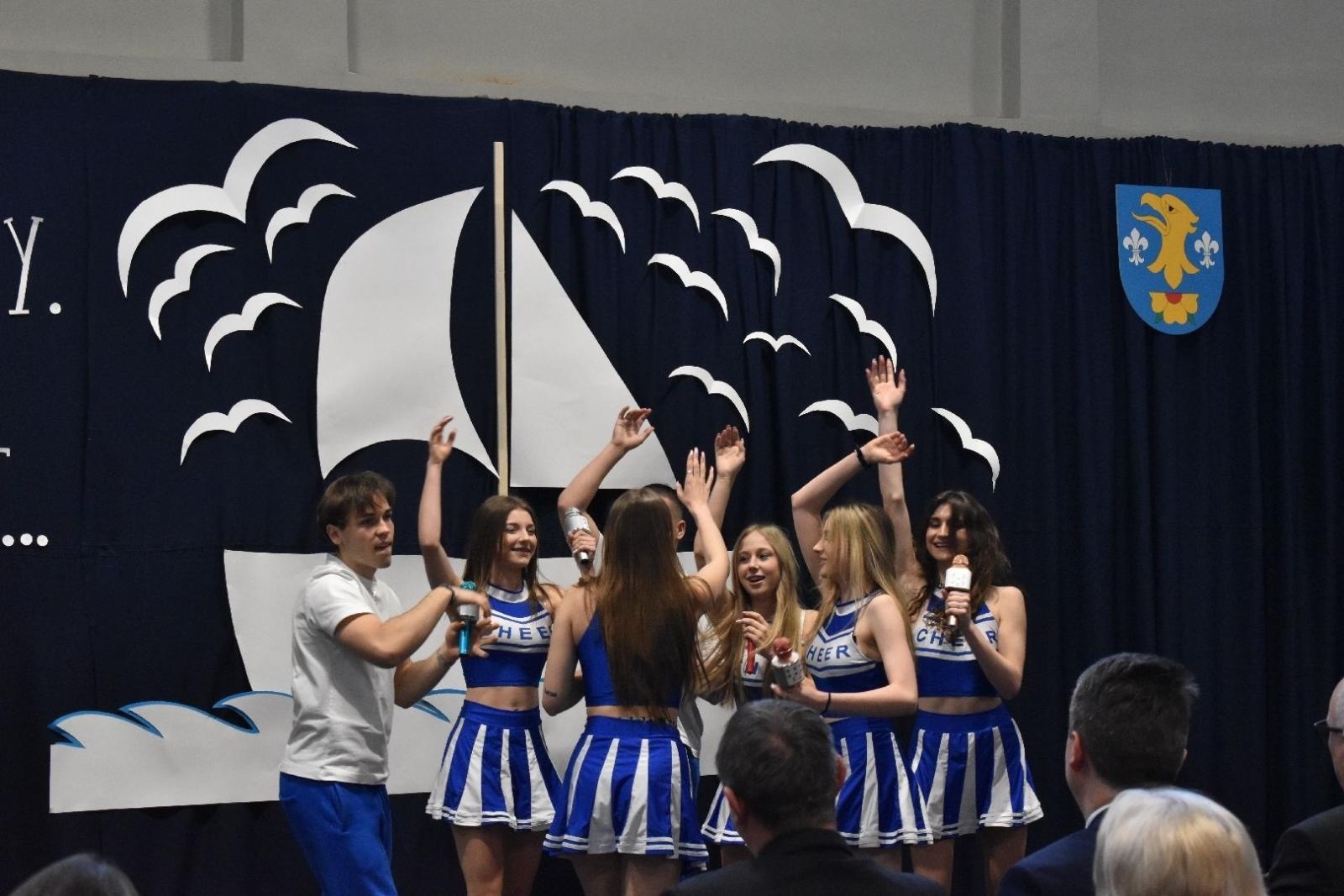 Zdjęcie w galerii na portalu naszwodzislaw.com: Maturzyści powiatowych szkół odebrali świadectwa [FOTO] wiadomości z regionu