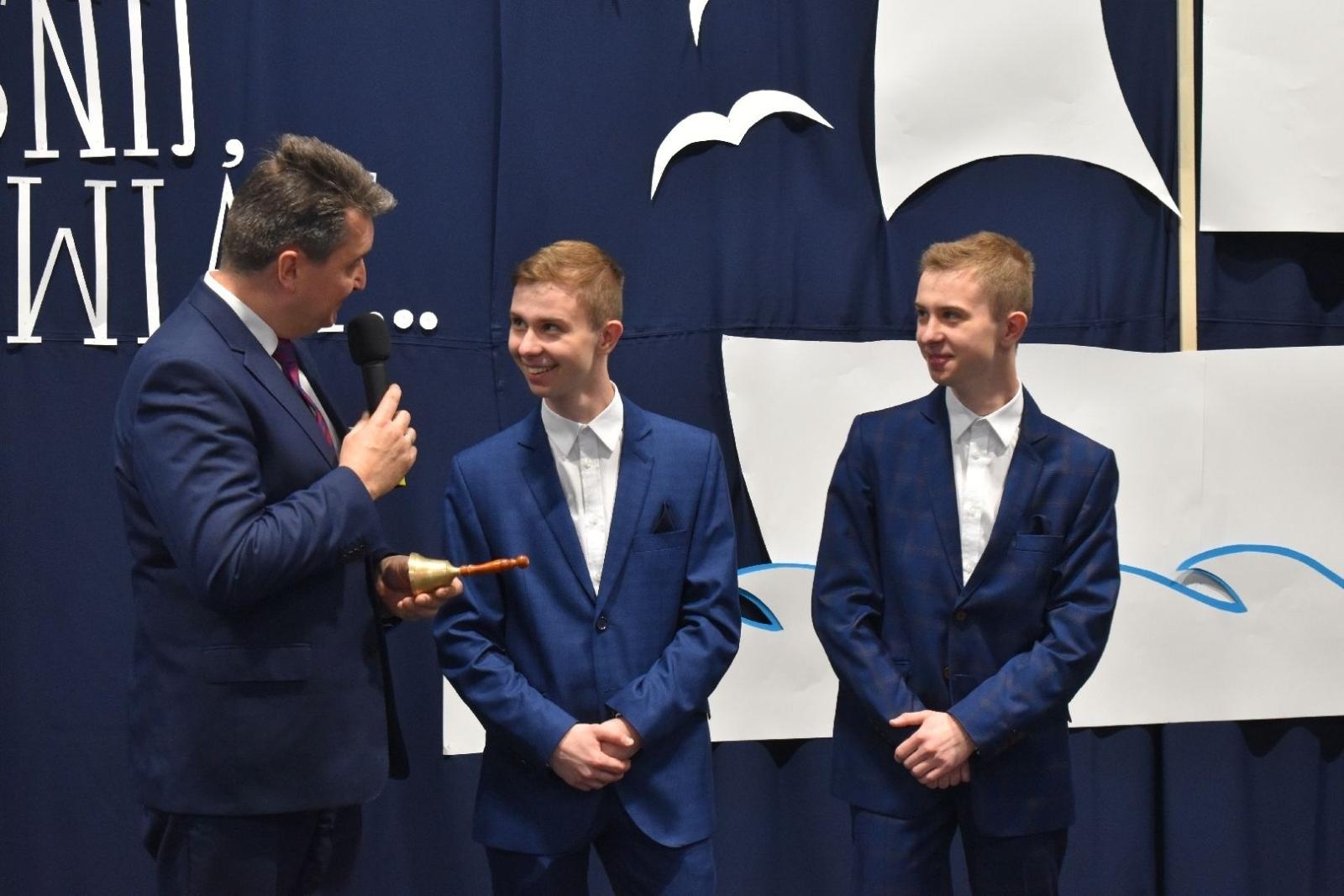 Zdjęcie w galerii na portalu naszwodzislaw.com: Maturzyści powiatowych szkół odebrali świadectwa [FOTO] wiadomości z regionu