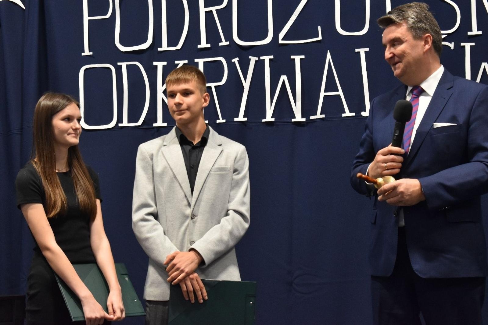 Zdjęcie w galerii na portalu naszwodzislaw.com: Maturzyści powiatowych szkół odebrali świadectwa [FOTO] wiadomości z regionu