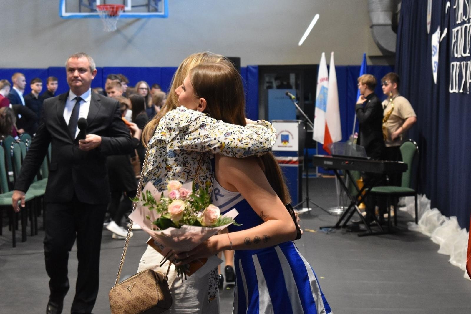 Zdjęcie w galerii na portalu naszwodzislaw.com: Maturzyści powiatowych szkół odebrali świadectwa [FOTO] wiadomości z regionu