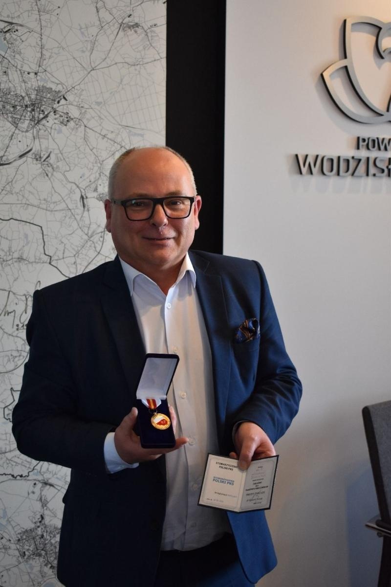 Zdjęcie w galerii na portalu naszwodzislaw.com: Starosta Leszek Bizoń odznaczony wiadomości z regionu