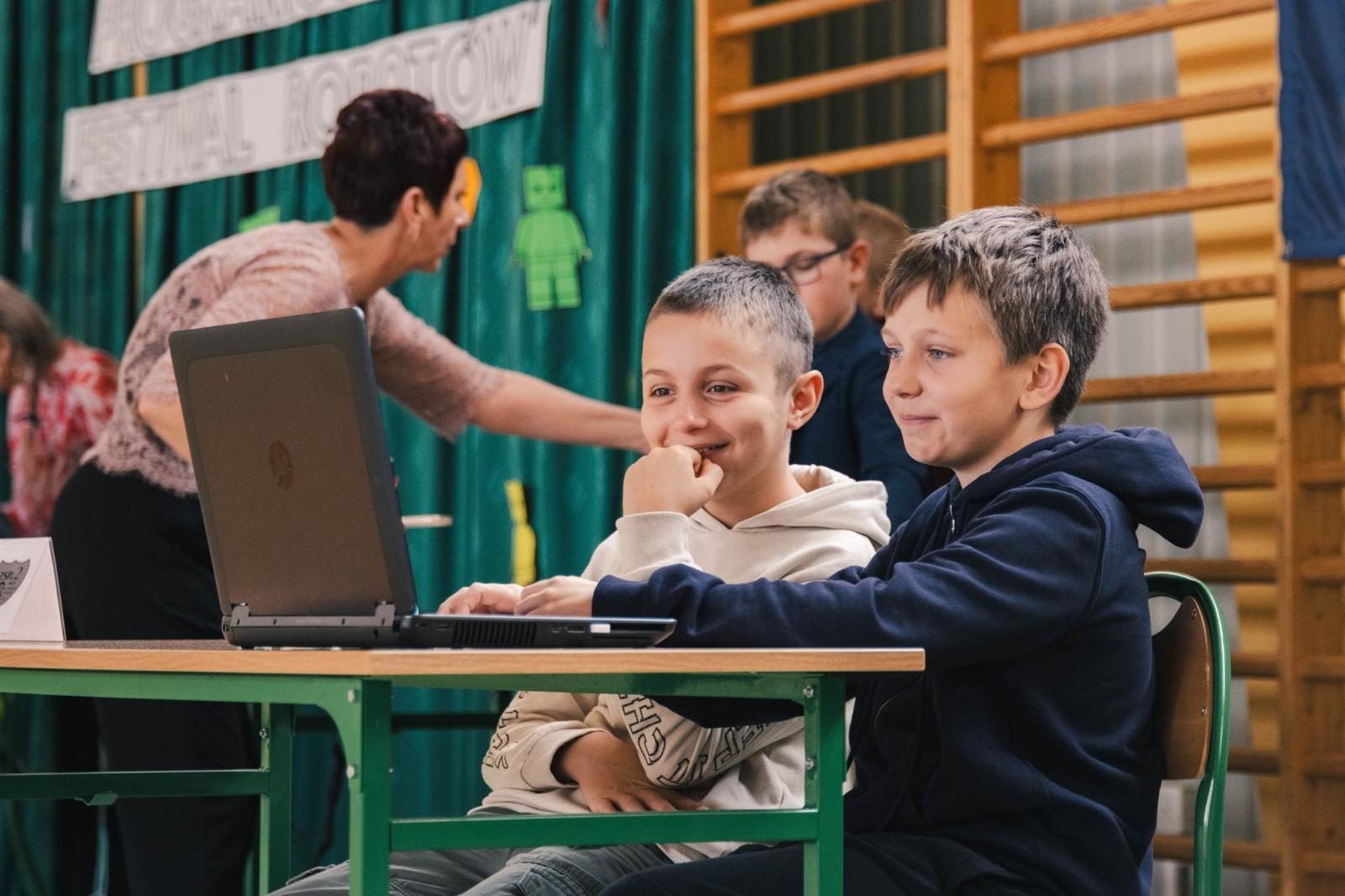 Zdjęcie w galerii na portalu naszwodzislaw.com: Miejski konkurs programowania w ZSP 2 [FOTO] wiadomości z regionu