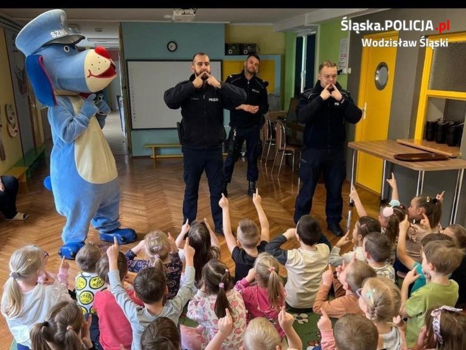 Zdjęcie w galerii na portalu naszwodzislaw.com: Przedszkolaki z wodzisławskiej Trójki spotkały się z policjantami wiadomości z regionu